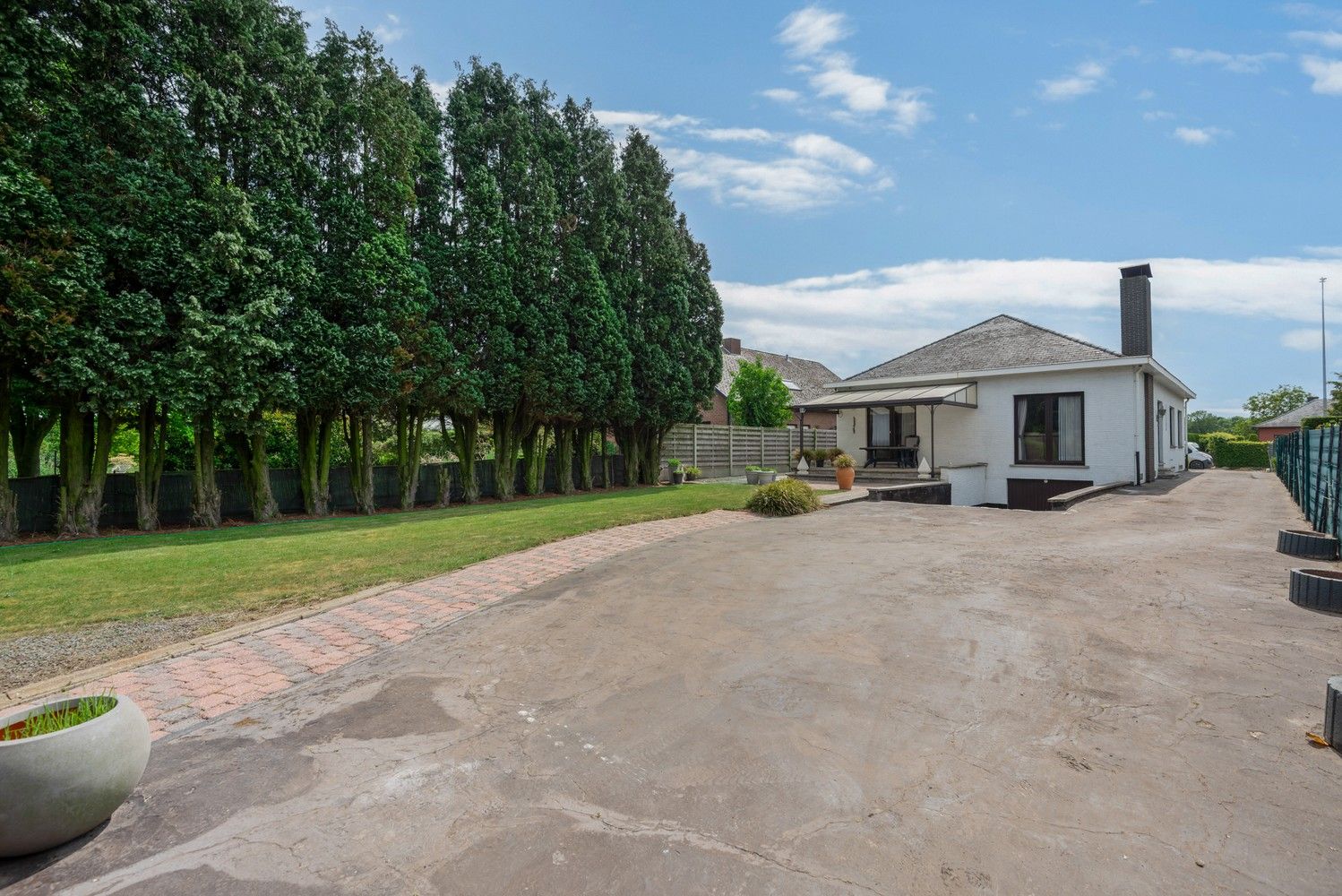 Ruime woning met prachtig onderhouden tuin met verzicht over de velden foto 26