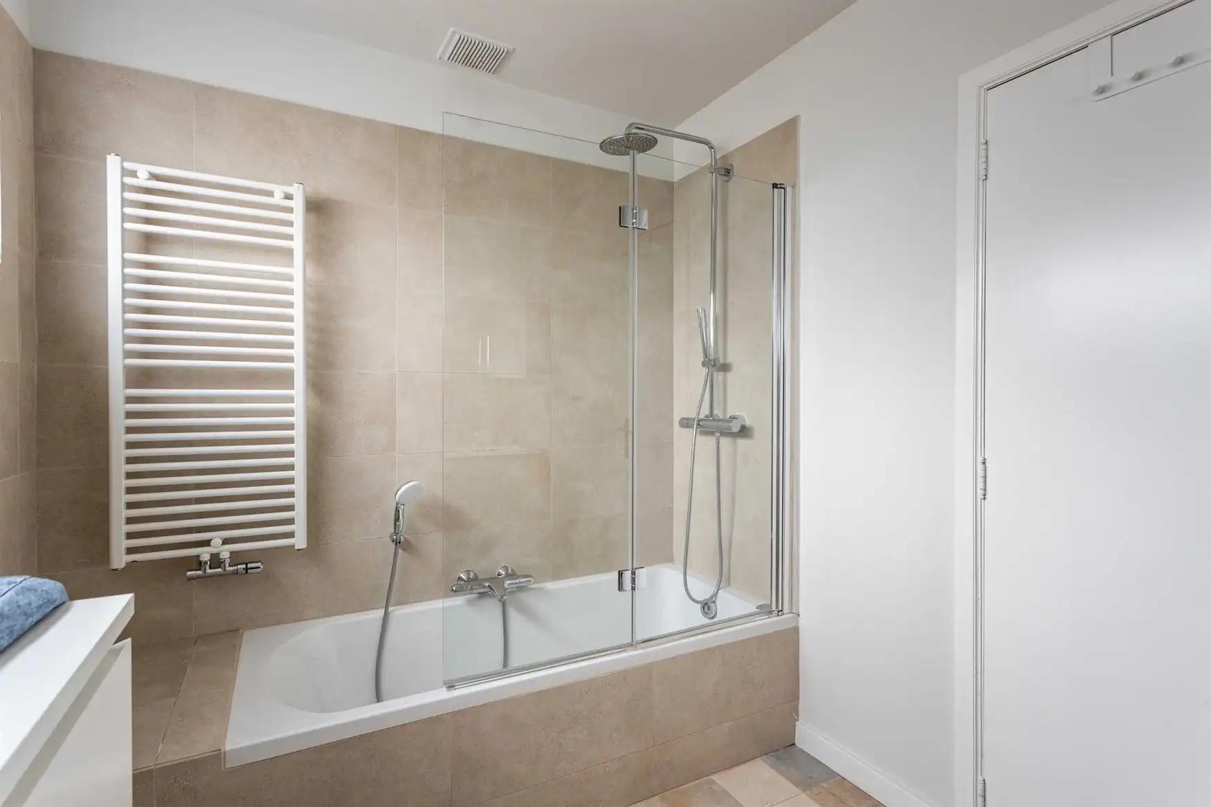 Volledig gerenoveerde gezinswoning met tuin in Drongen foto 12