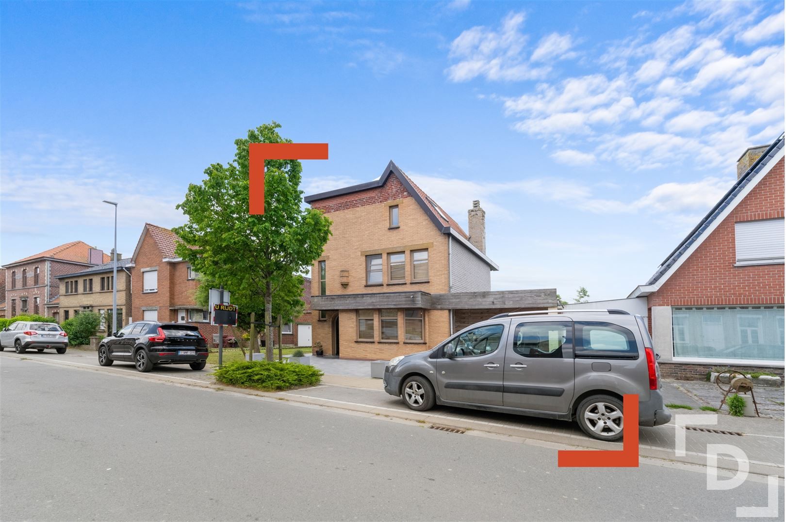 Karaktervolle woning met carport te koop in Stavele. foto {{pictureIndex}}
