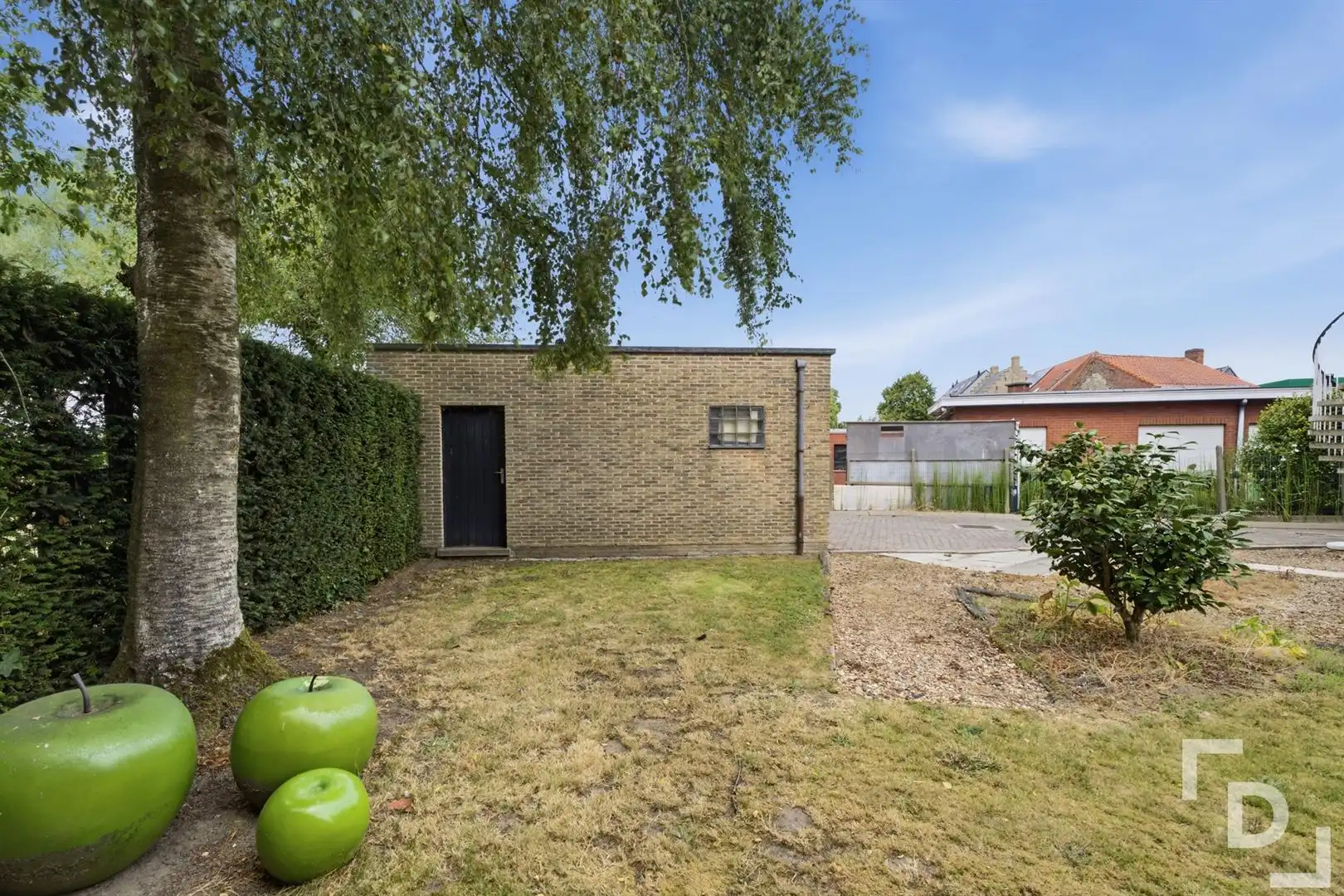 Ruim gebouw te koop met handelsruimte en appartement in Woumen. foto 44