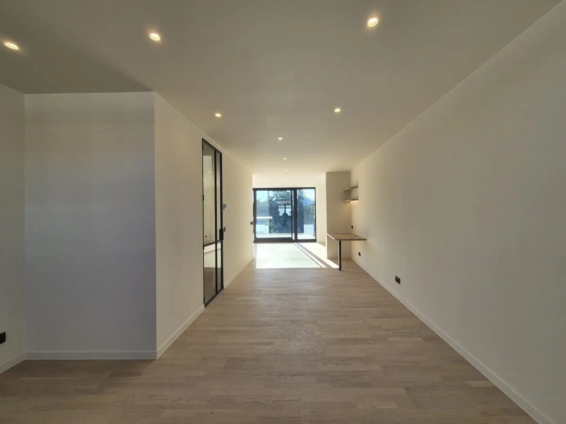 Ruime en luxueus afgewerkte duplex met 4 slaapkamers, terras en tuin. foto 2