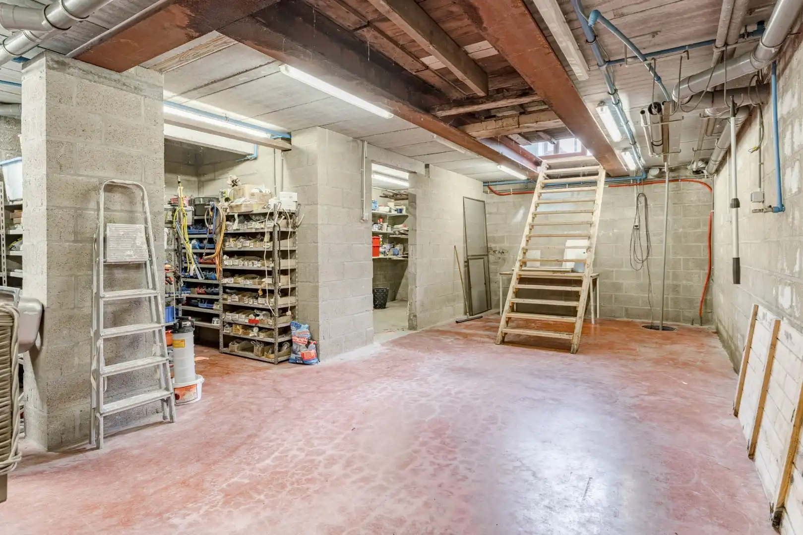 Gerenoveerde, goed onderhouden woning nabij het centrum van Bree mét een grote garage/werkplaats bereikbaar langs de Filterstraat aan de achterzijde van de woni foto 29