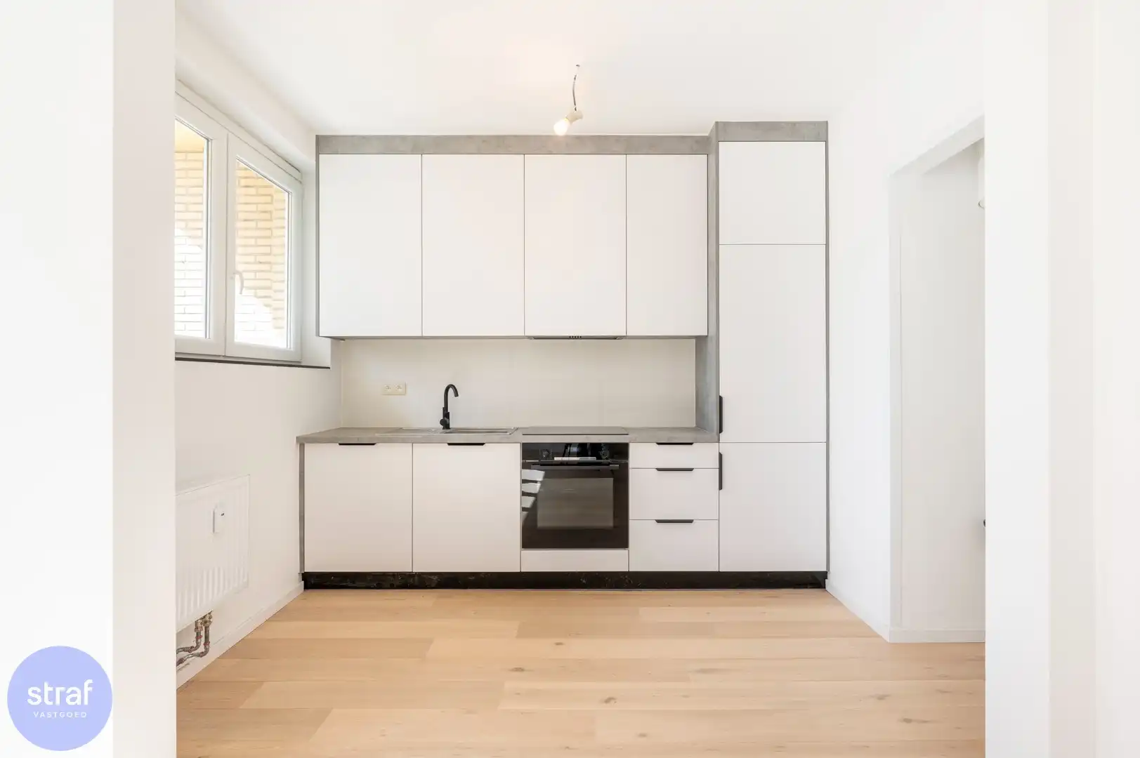 TE HUUR/ Gerenoveerd appartement met 2 slaapkamers, groot terras en zicht op het Galgenweel + 2 kelderbergingen foto 3