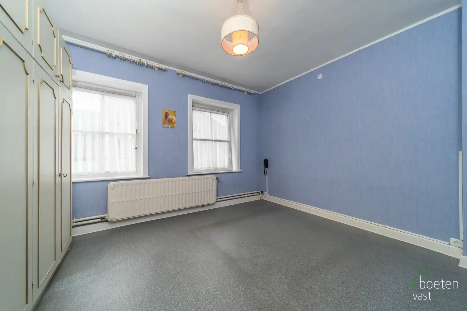 ROESBRUGGE: Ruime maar te moderniseren rijwoning met 4 slpks., grote garage en gezellige tuin op 492m² grondopp. foto 12