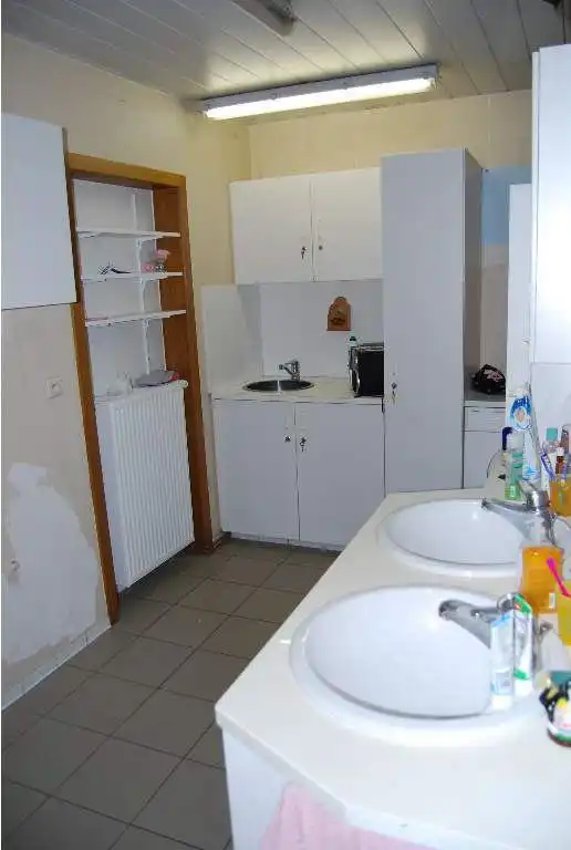 GELIJKVLOERS APPARTEMENT MET TUIN & GARAGE foto 9