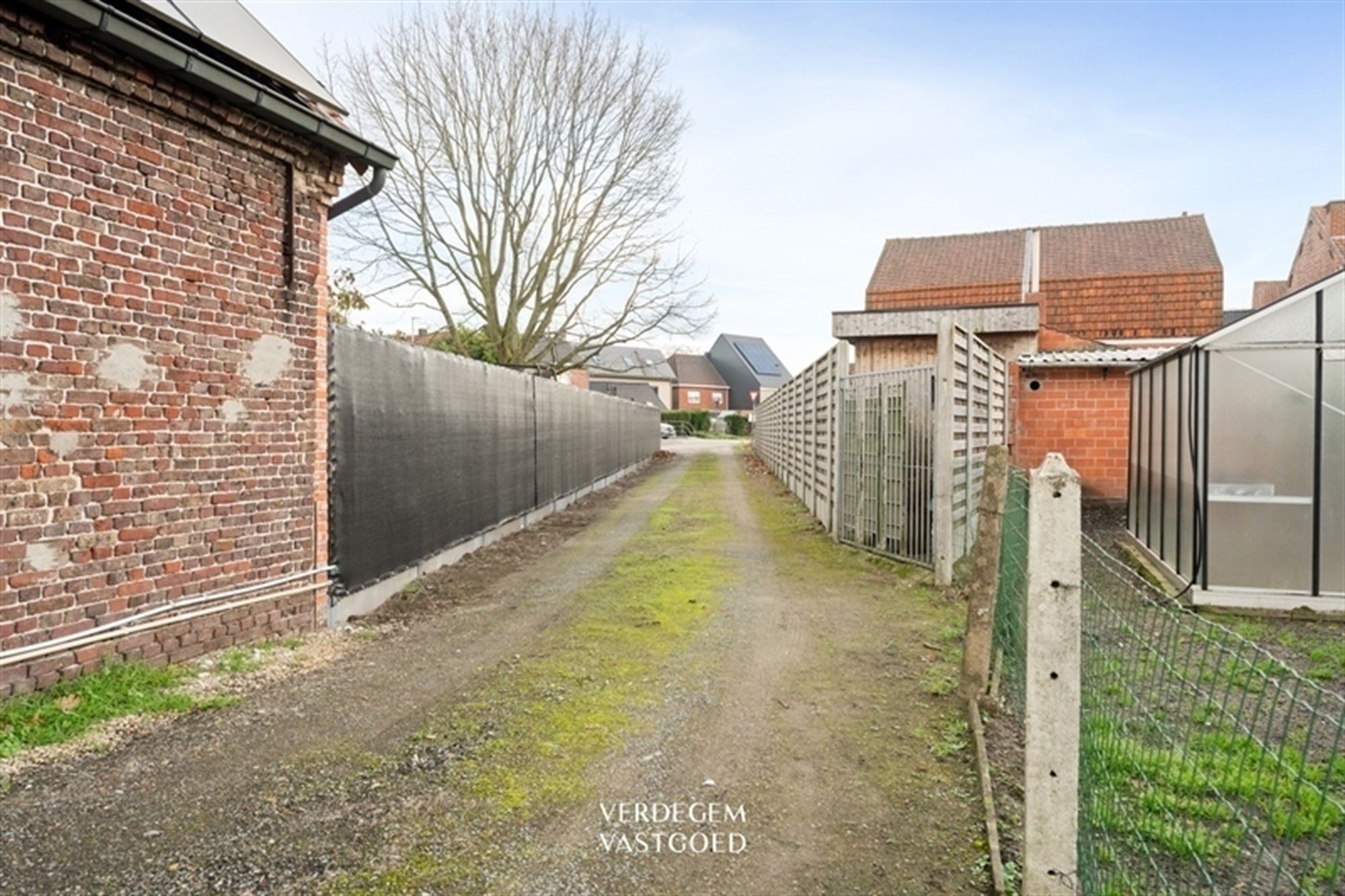 Halfopen woning met 2 slaapkamers, tuin en oprit naar achterliggende garage foto 14