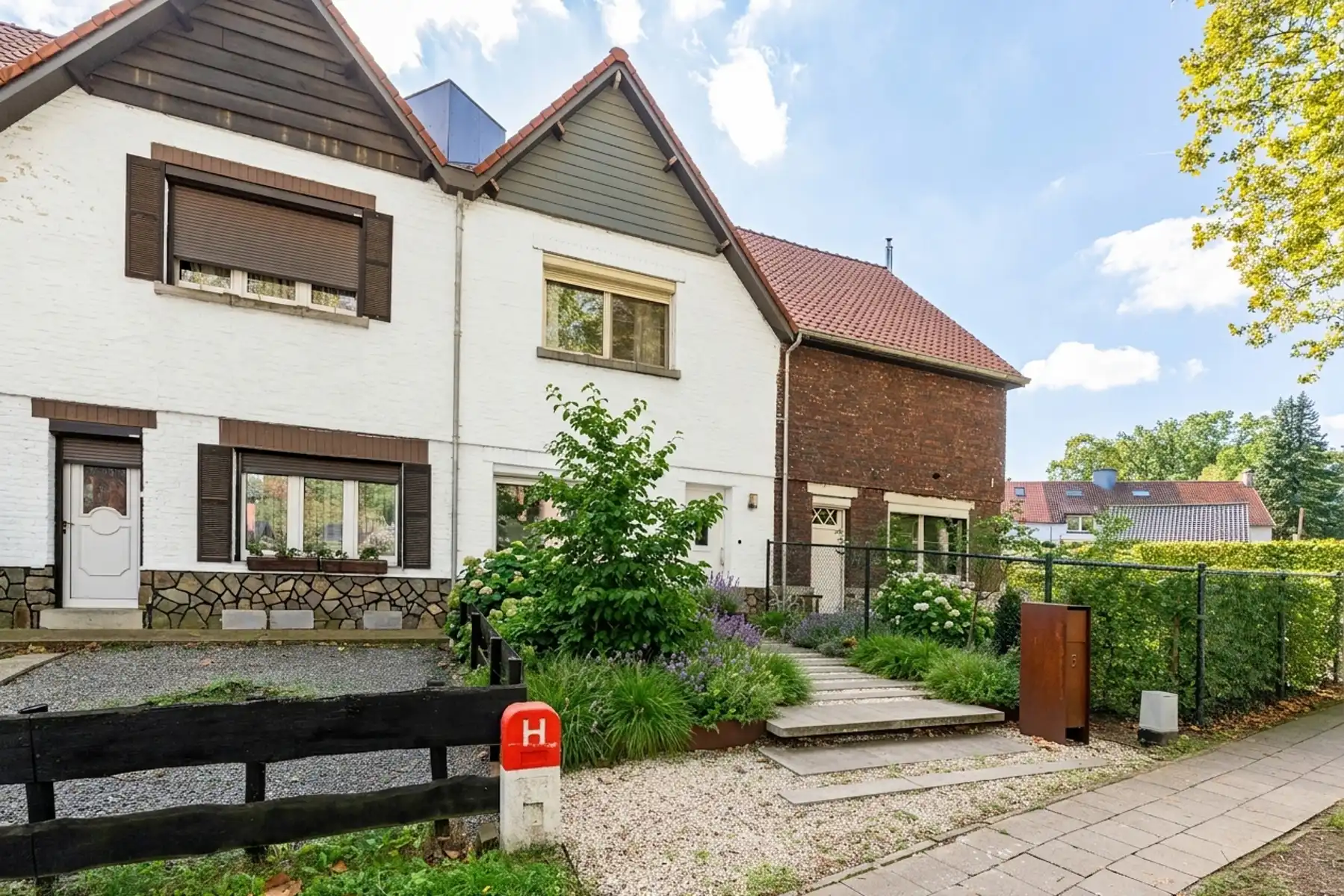 Prachtige gerenoveerde woning met 3 slaapkamers en grote tuin foto 2