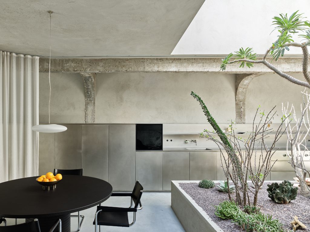 Uniqum - Architectuur tot op haar essentie. Een bijzonder doordacht brutalistisch appartement met tuin op een gegeerde locatie nabij het Sint-Pietersstation. foto 8