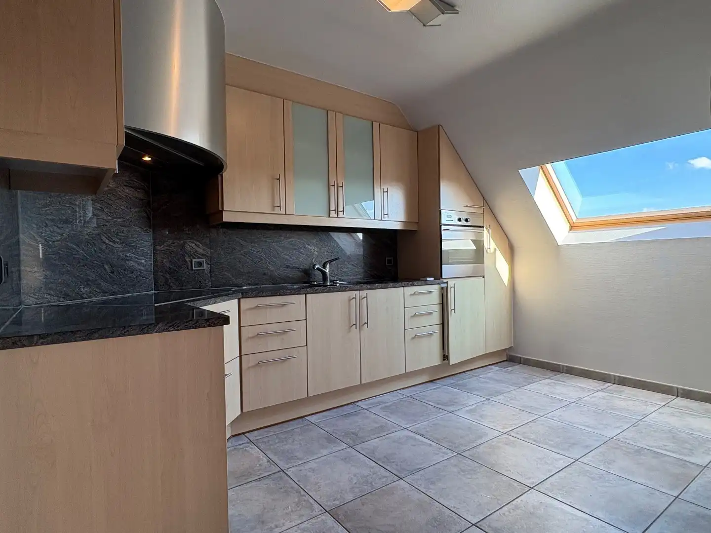 Appartement te koop op de 3de verdieping in Harelbeke. foto 4