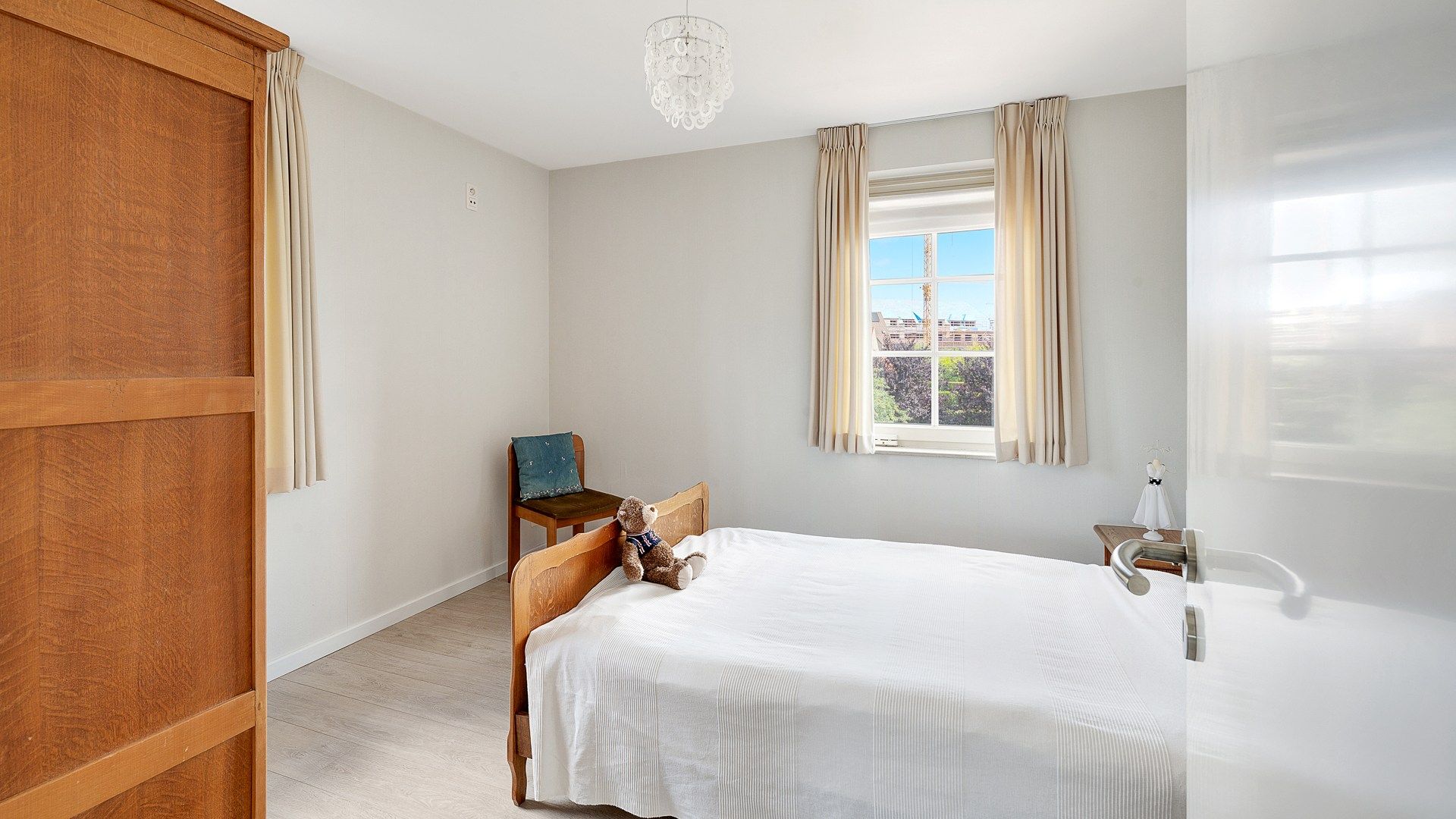 Bijzonder groot en goed onderhouden halfopen villa foto 20