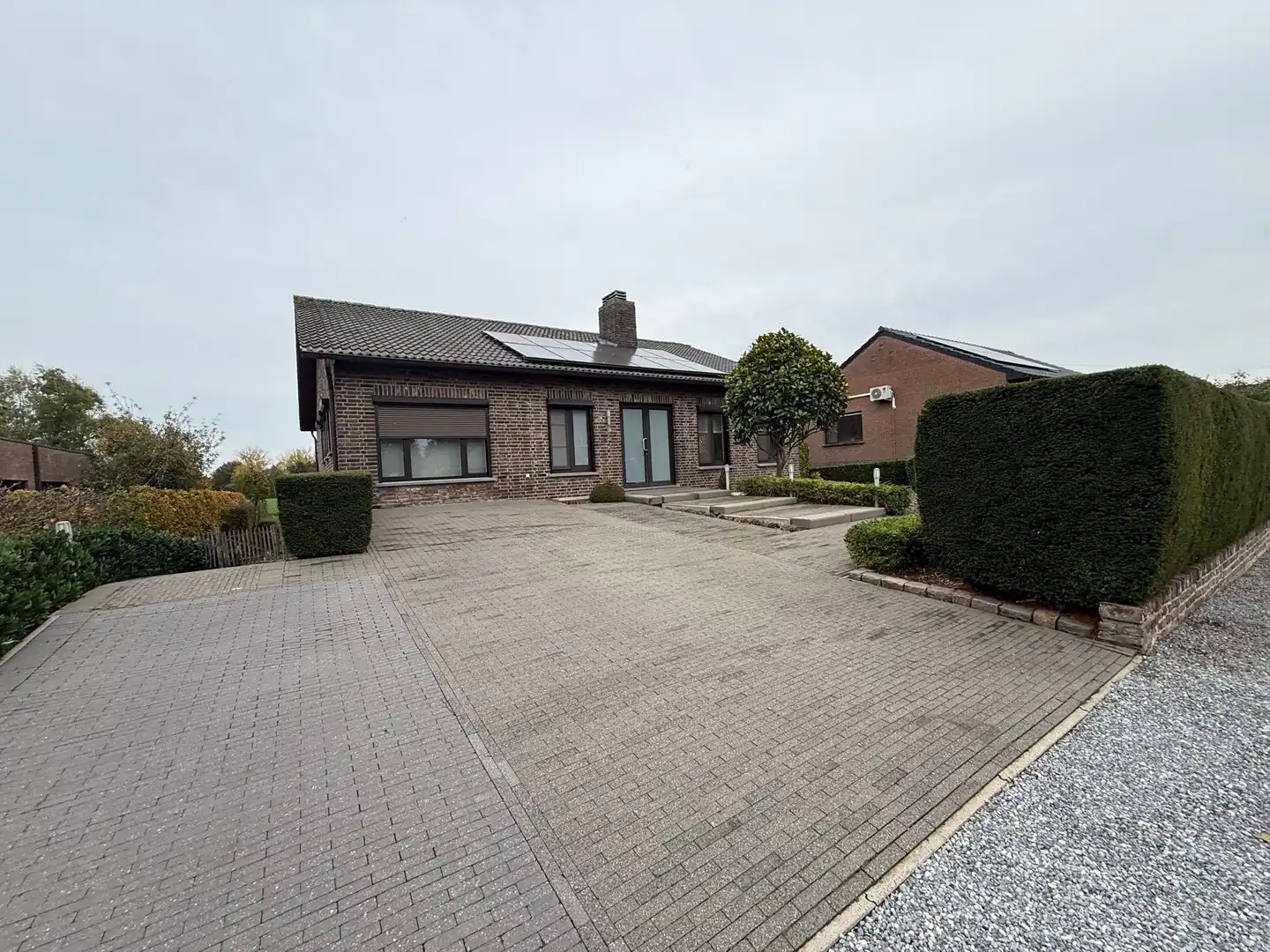 Gezellige instapklare woning met 3 slaapkamers en ruime tuin met prachtig zicht te Pelt. foto 2