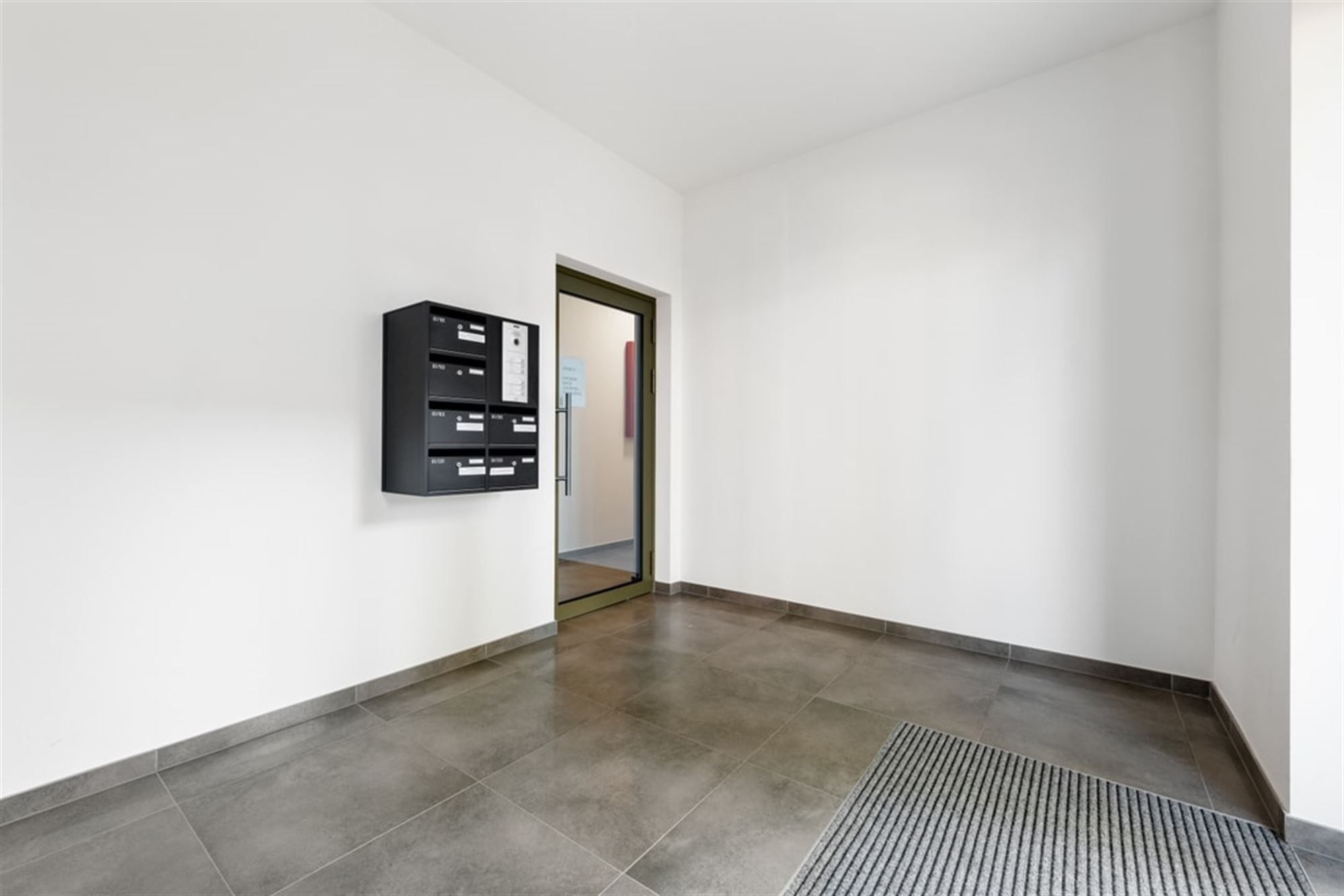KNAP 1 SLK APPARTEMENT MET RUIM TERRAS OP CENTRALE LIGGING IN SINT-TRUIDEN  foto 4