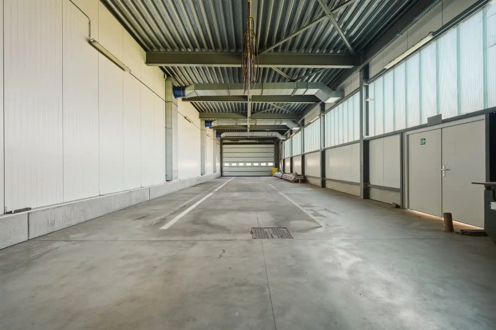 Grote hangaar met ruime parkingmogelijkheden is geschikt voor diverse bedrijfsdoeleinden. foto 14