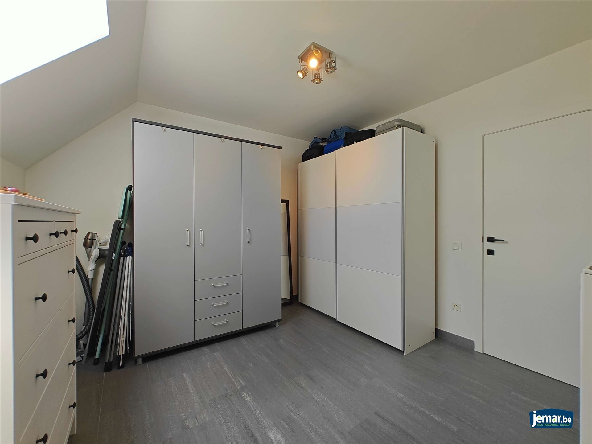 Instapklaar triplex appartement met 2 slaapkamers een zeer grote garage en een carport  foto 18