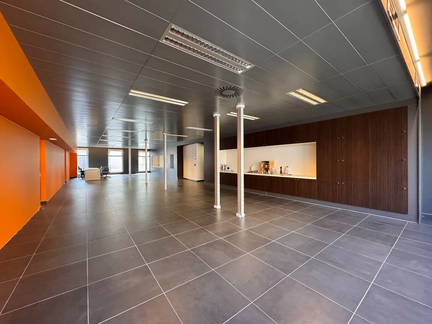 Kantoorruimte op toplocatie in het stadscentrum van Ieper foto {{pictureIndex}}