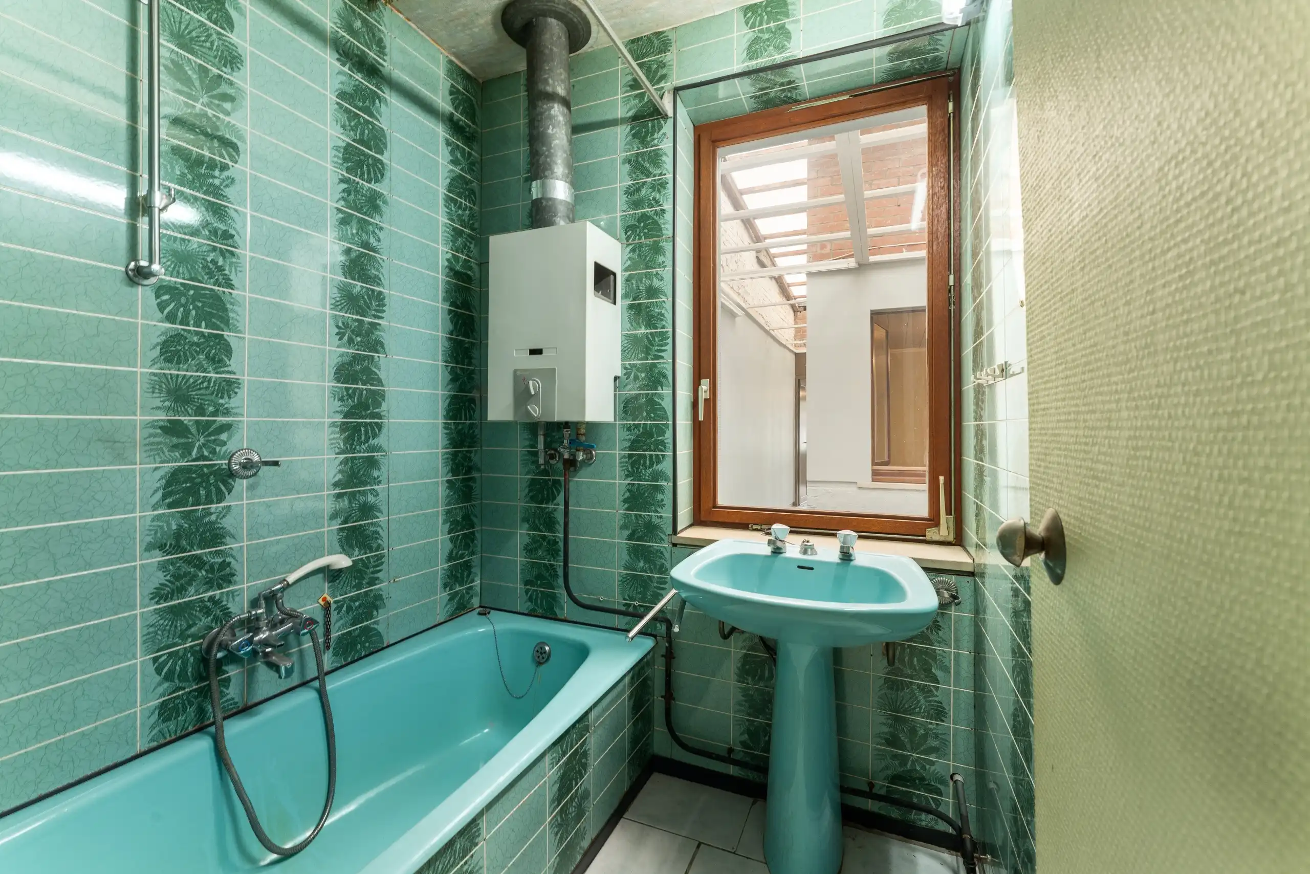 Ruime totaal te renoveren woning met potentieel in hartje Kortrijk foto 11