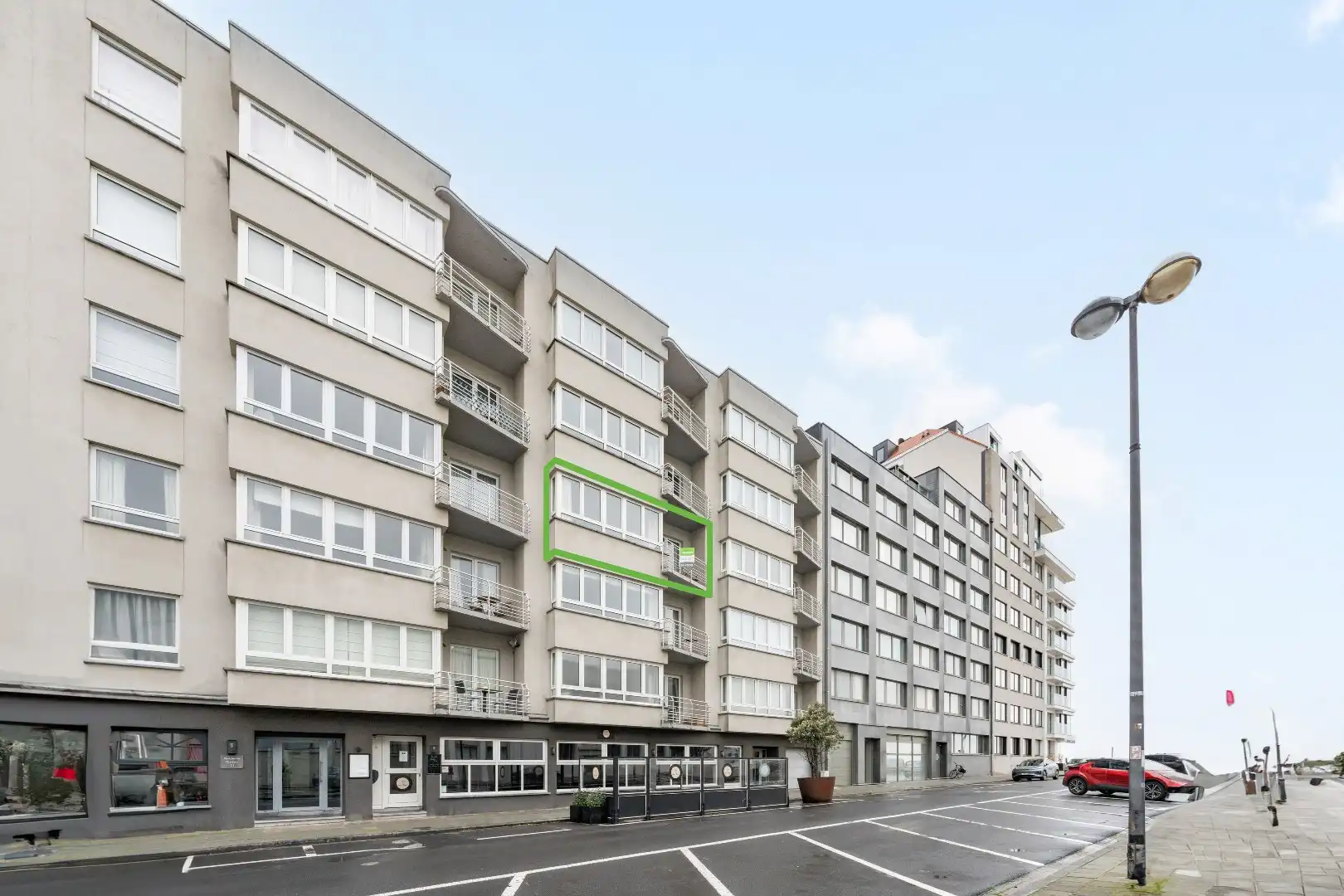 Ruim en lichtrijk appartement met 3 slaapkamers en zijdelings zeezicht vlakbij het Casino. foto {{pictureIndex}}