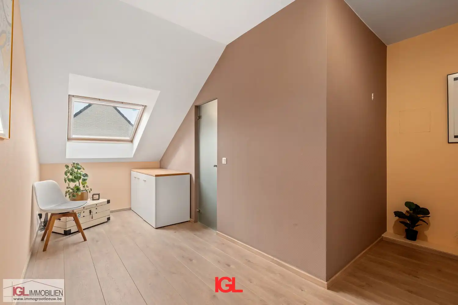 Ruim duplexappartement met 5 slaapkamers, een zonnig terras & 2 staanplaatsen foto 14