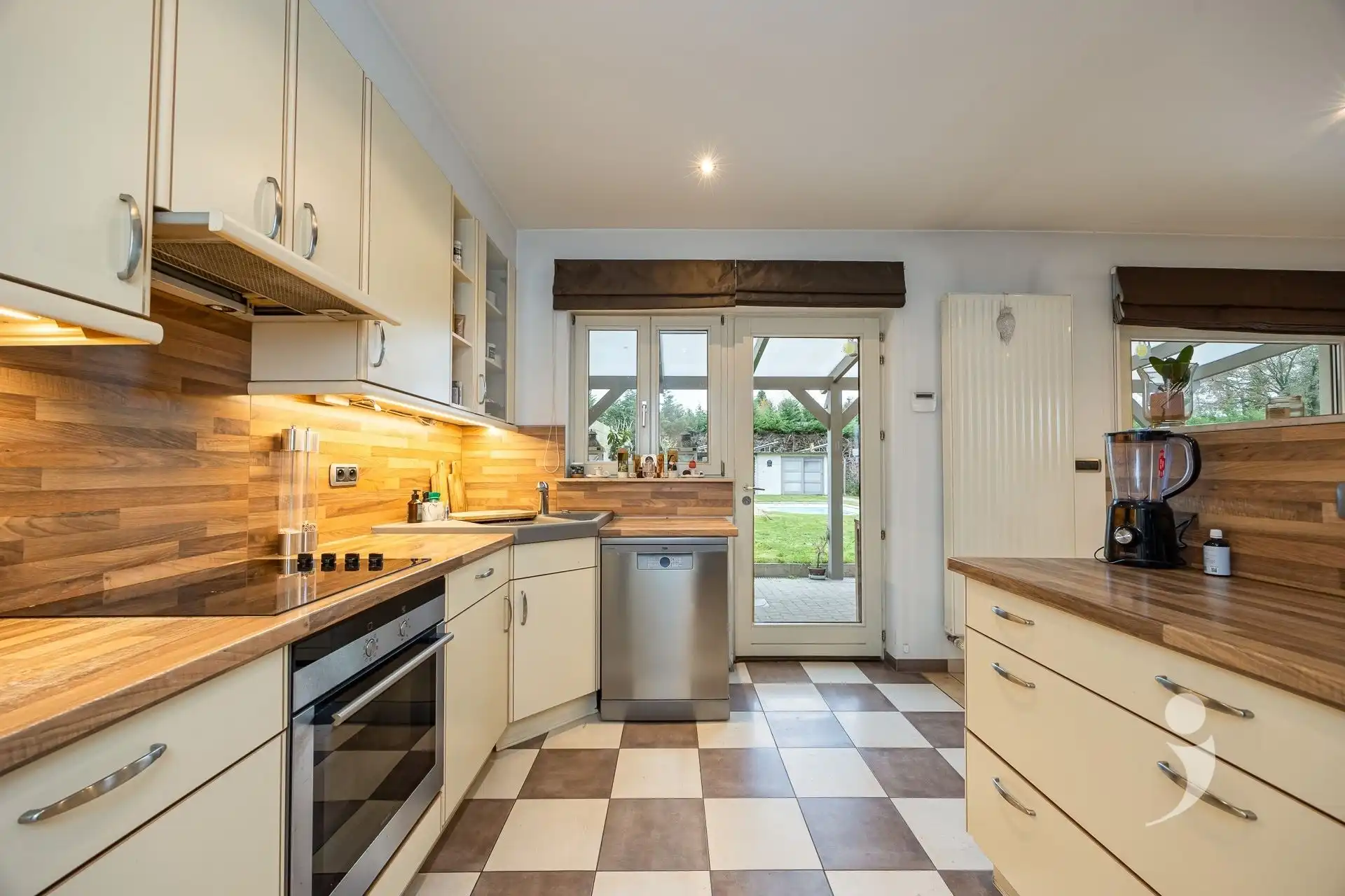 Energiezuinige woning met zwembad op uitstekende locatie in Schiplaken foto 9