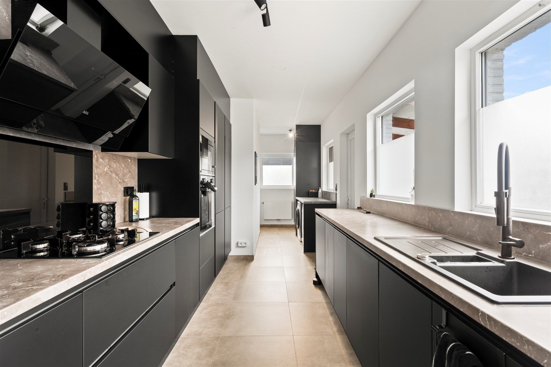 Centaal gelegen bungalow op 667m² grond foto 6