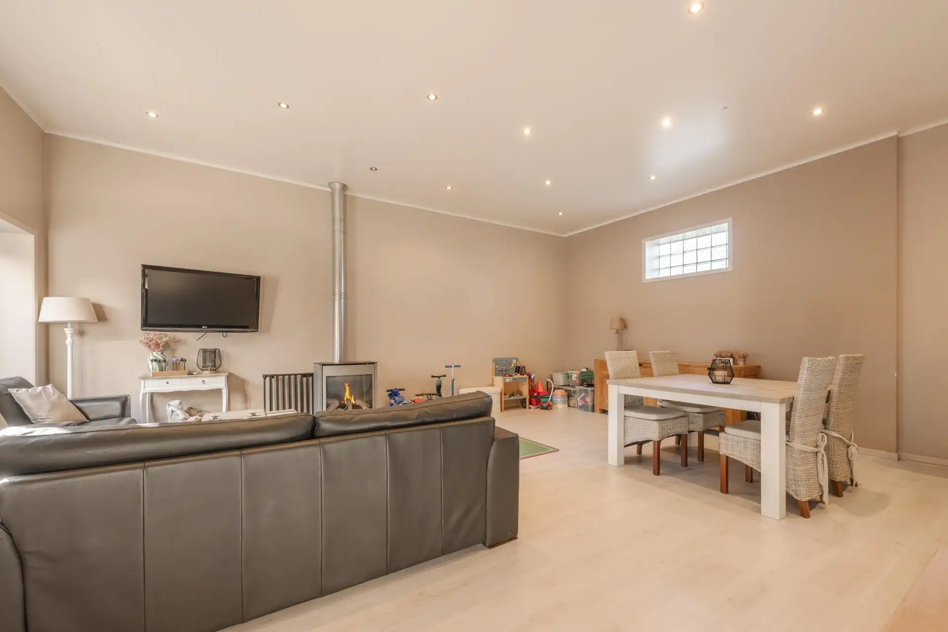 GERENOVEERDE LEUKE RIJWONING MET 3 SLAAPKAMERS EN PRAKTIJKRUIMTE TE KOOP IN DESSELGEM🏡 foto 24