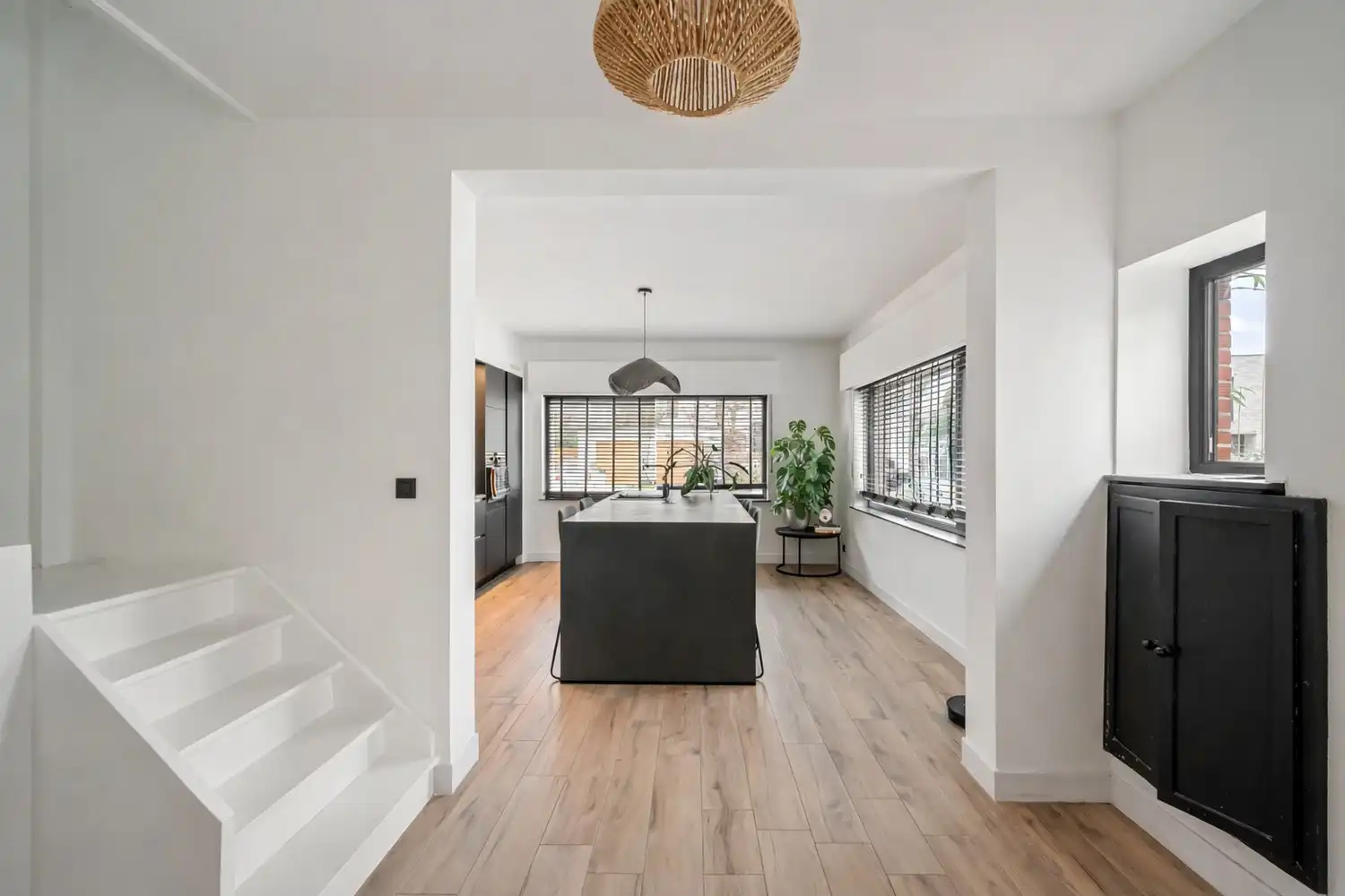 INSTAPKLARE, TRENDY HALFOPEN BEBOUWING MET TUIN EN MODERNE TECHNIEKEN foto 4