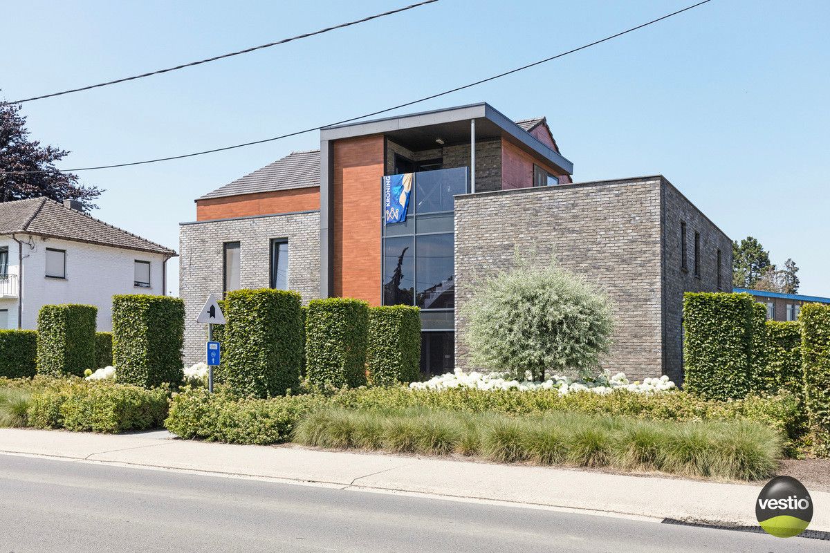 FLEXIBEL DUPLEX APPARTEMENT VAN 183M² MET 5 SLAAPKAMERS MET ZORG- EN WOONOPLOSSING NABIJ CENTRUM TONGEREN. foto {{pictureIndex}}