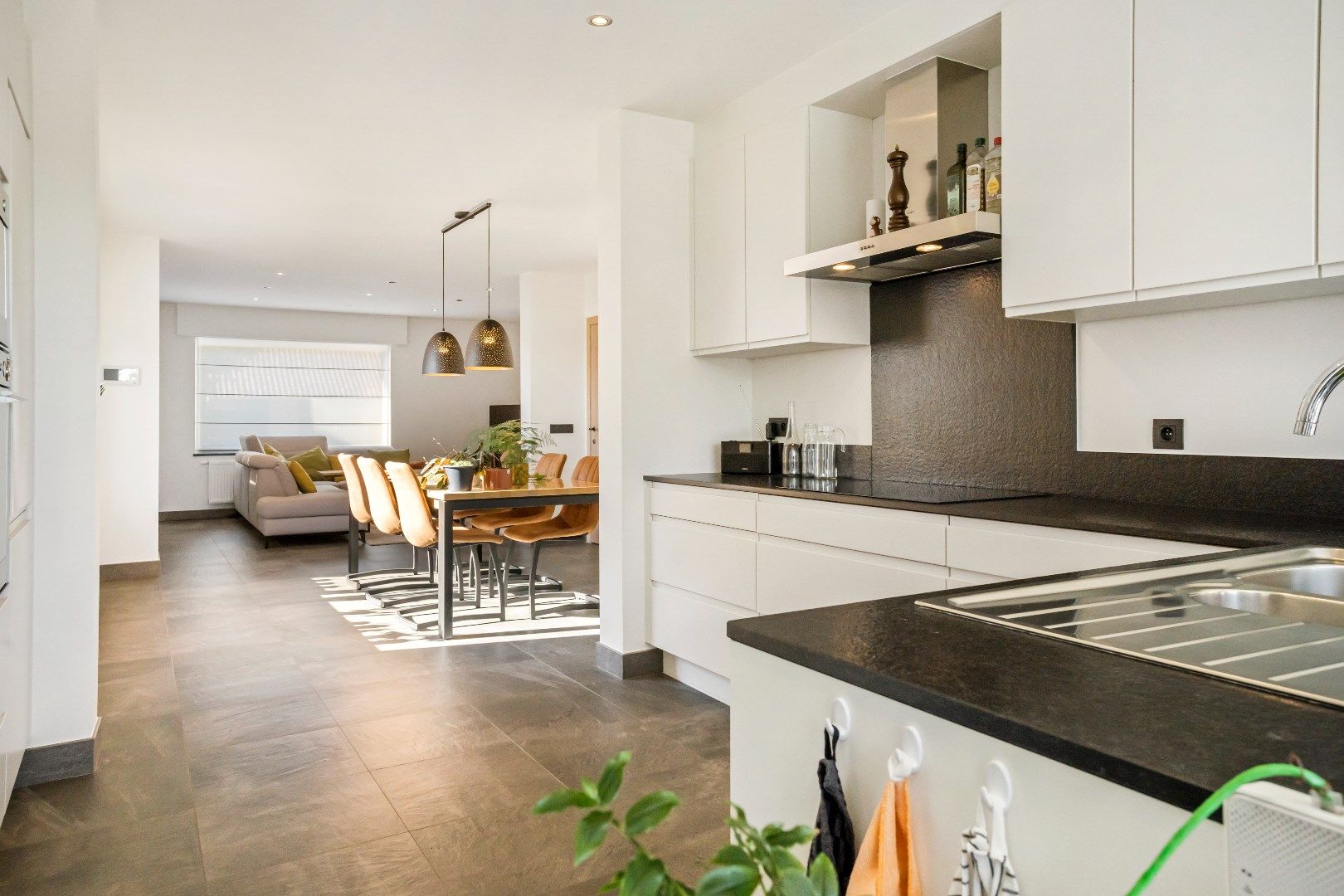 Deze prachtige woning werd 10 jaar geleden volledig gerenoveerd en biedt een moderne en comfortabele leefomgeving. foto 8