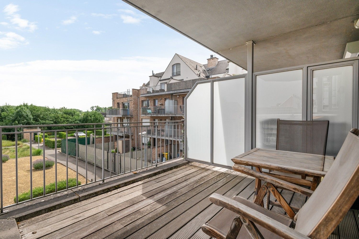 Instapklaar appartement met terras en 2 slaapkamers op centrale ligging in Wijnegem foto {{pictureIndex}}