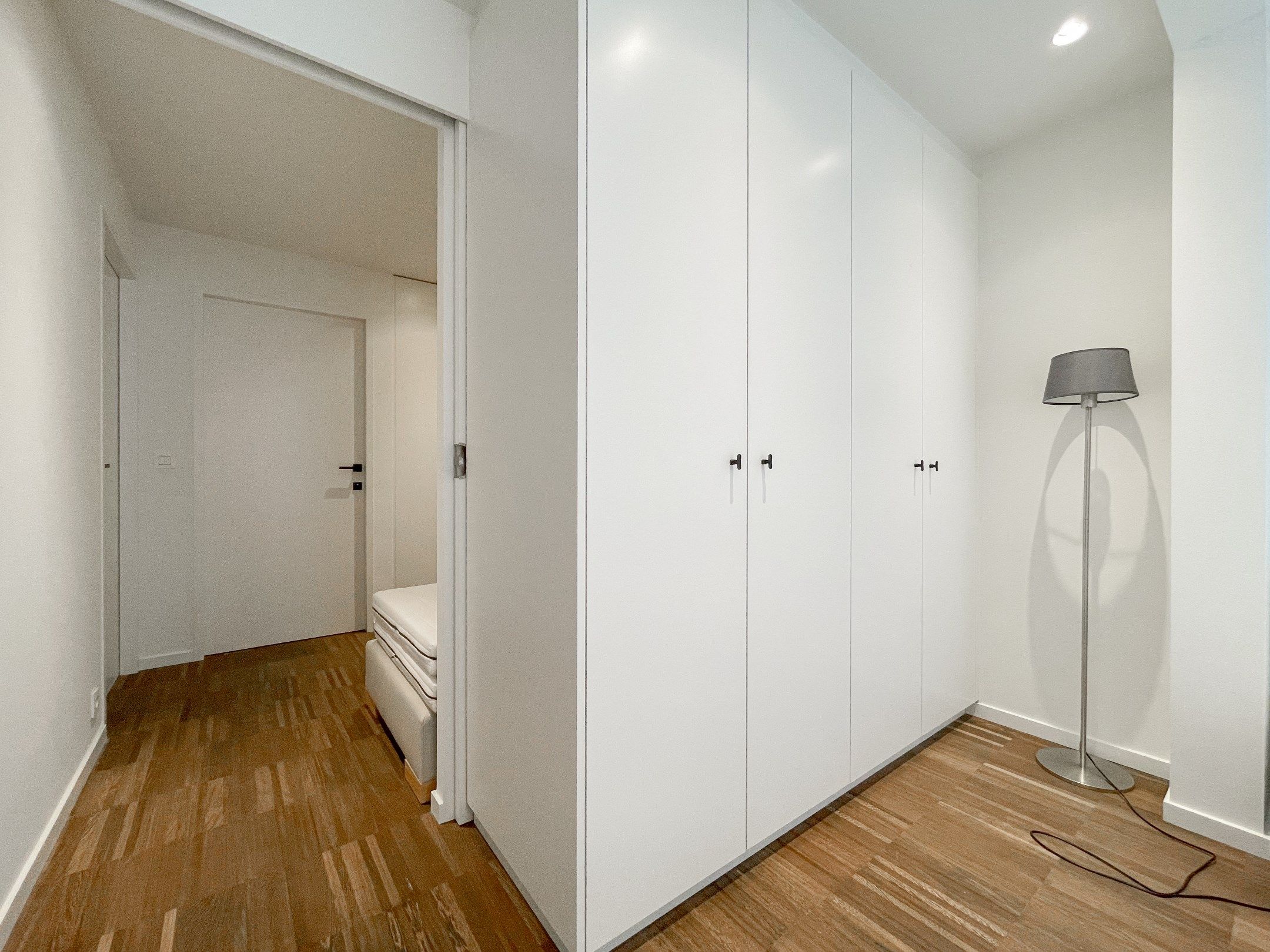 Stijlvol, instapklaar appartement met een ruim terras gelegen aan het Lichttorenplein op enkele passen van de zee. foto 14