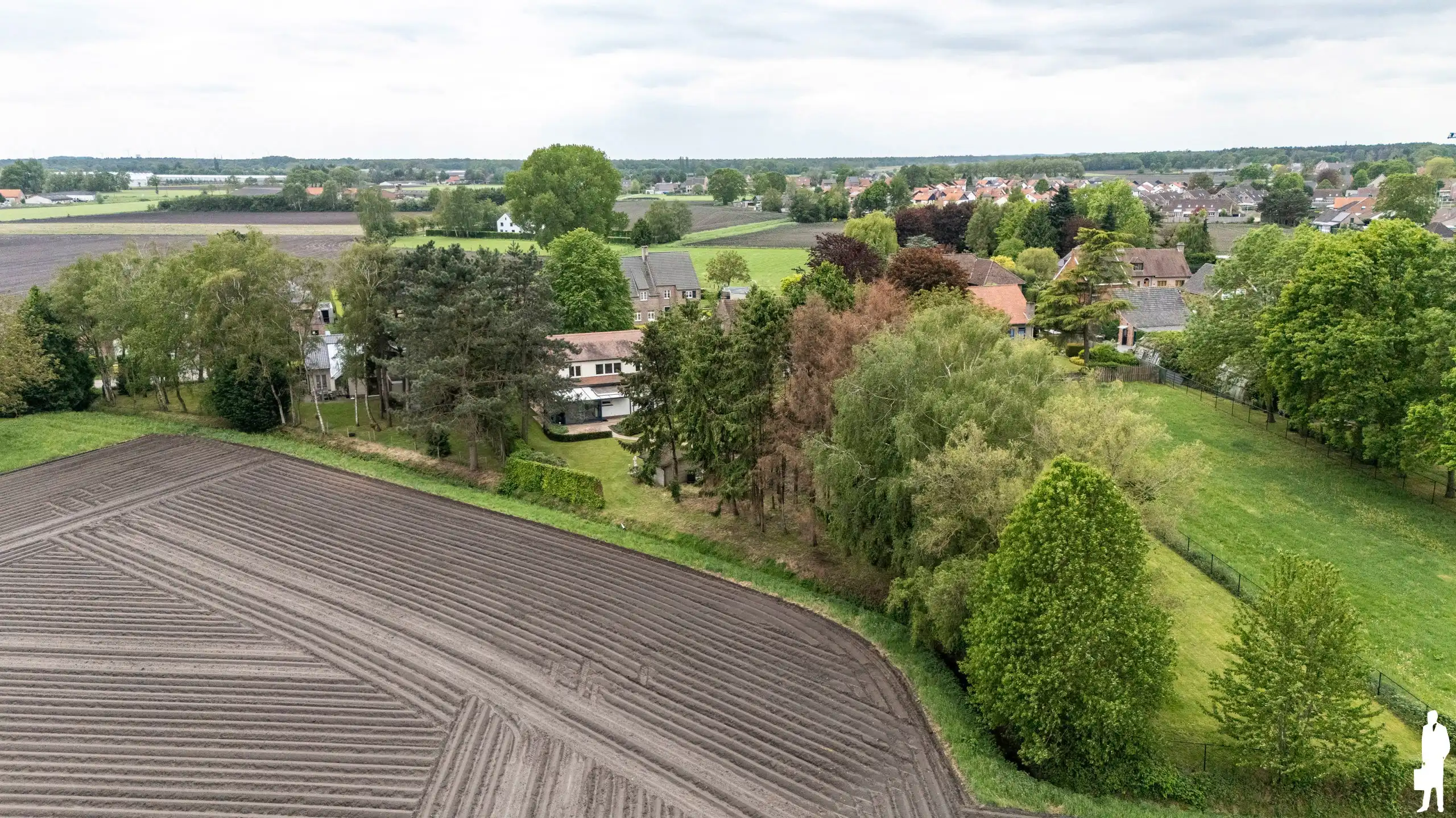 Hoofdfoto van de publicatie: Authentieke landelijke villa uit de 60' met 4 slpk. in Weelde