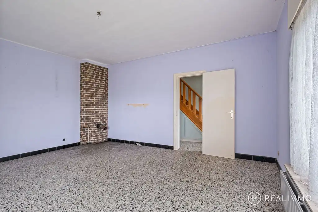 Ruime te renoveren woning met dubbele garage! foto 8