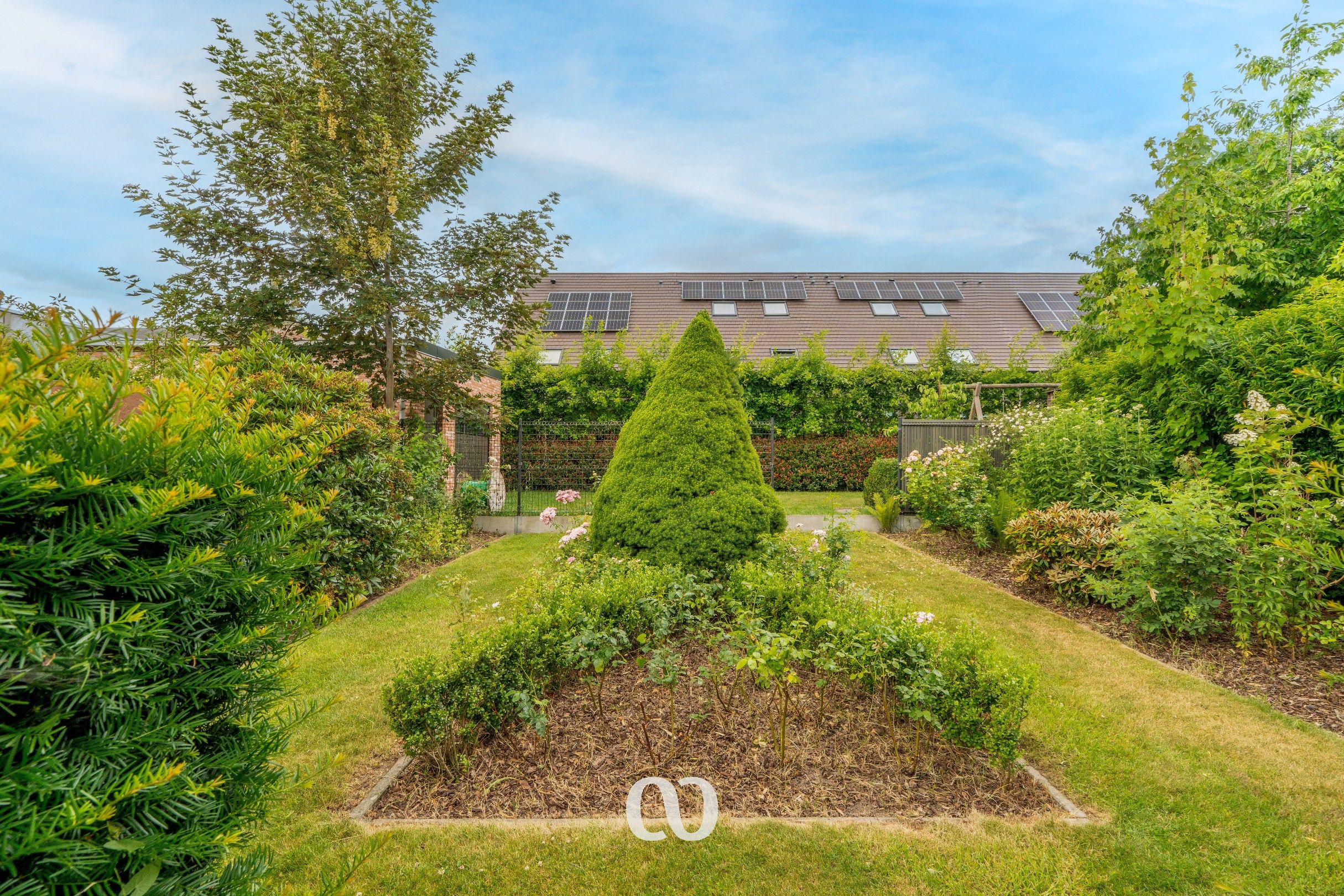 Instapklare woning met zonnepanelen, prachtige tuin en garage foto 17