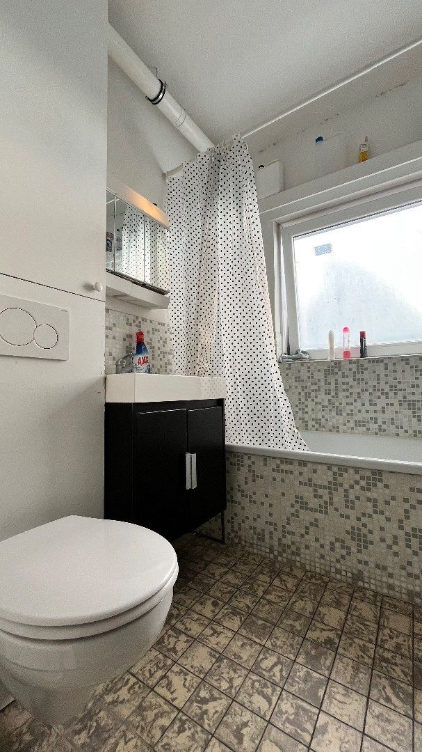 Verhuurde studio (31m²)met open zicht op het station foto 9