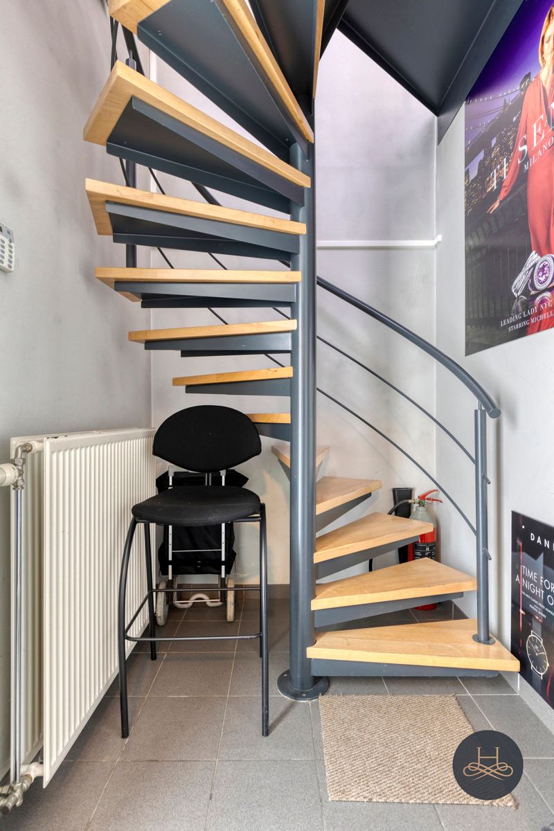 Handelspand met groot appartement in het centrum foto 13