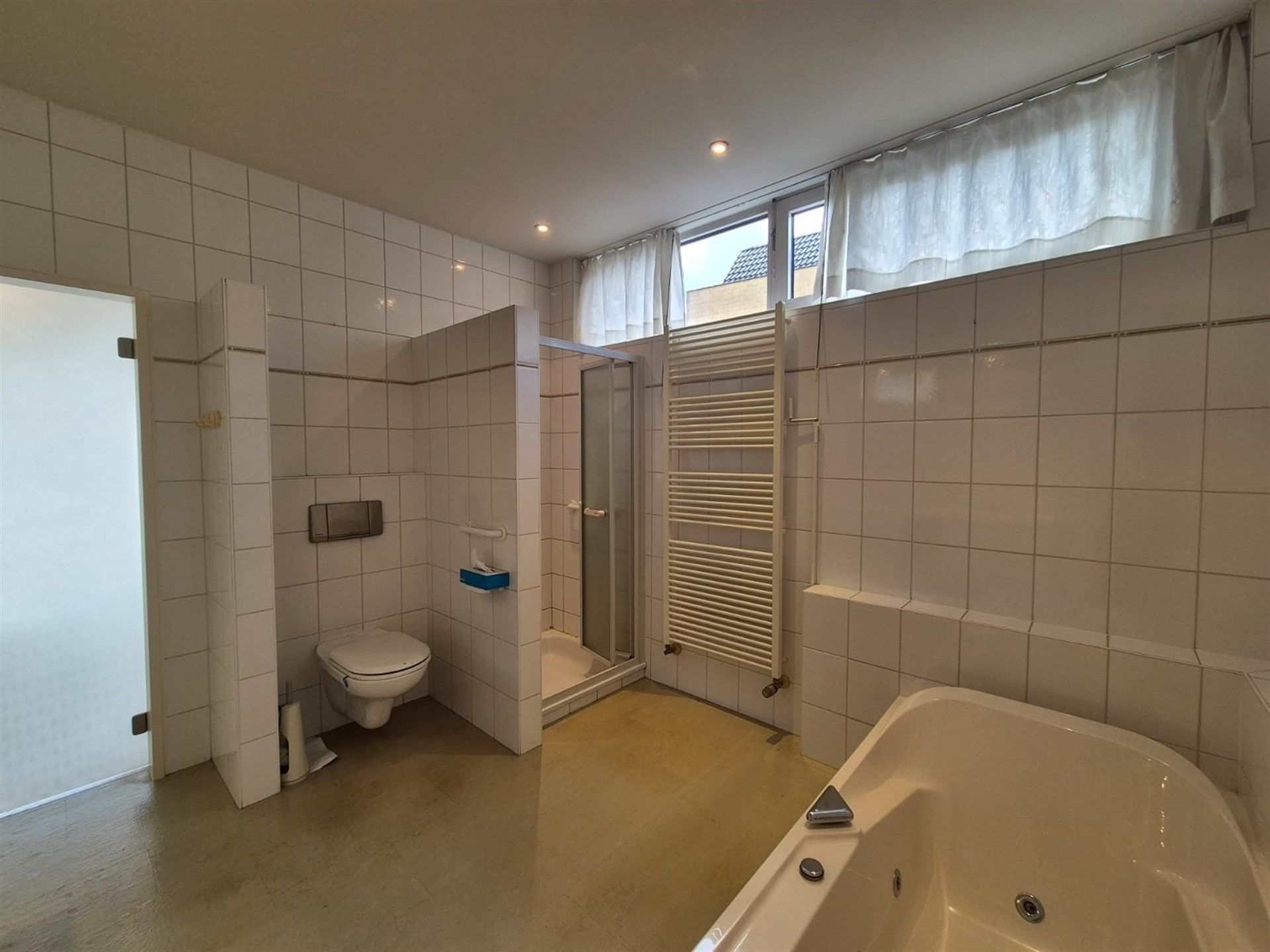 Gunstig gelegen ruime villa in groene omgeving.  foto 20