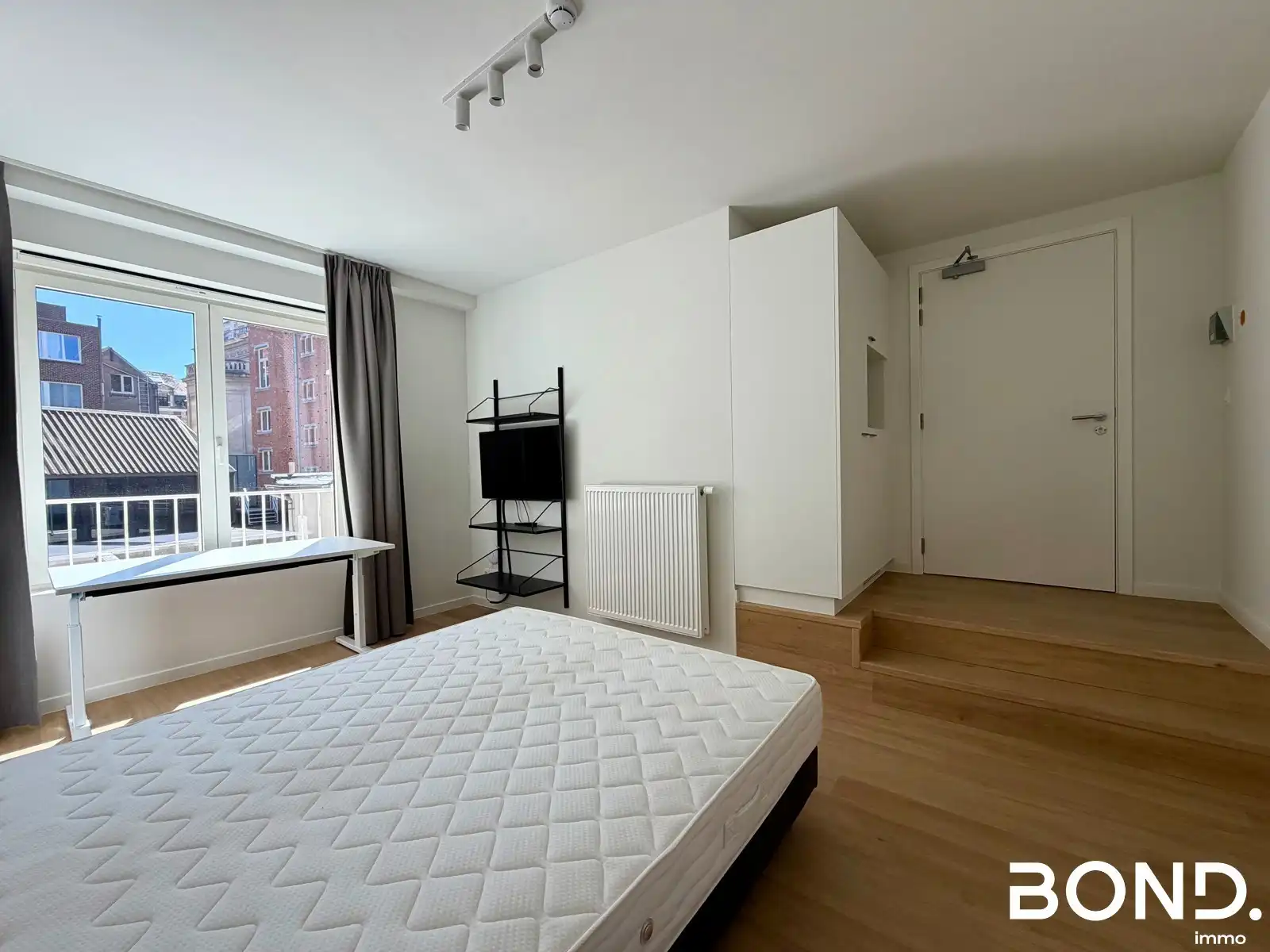 Grote studentenkamer met eigen badkamer op toplocatie foto {{pictureIndex}}