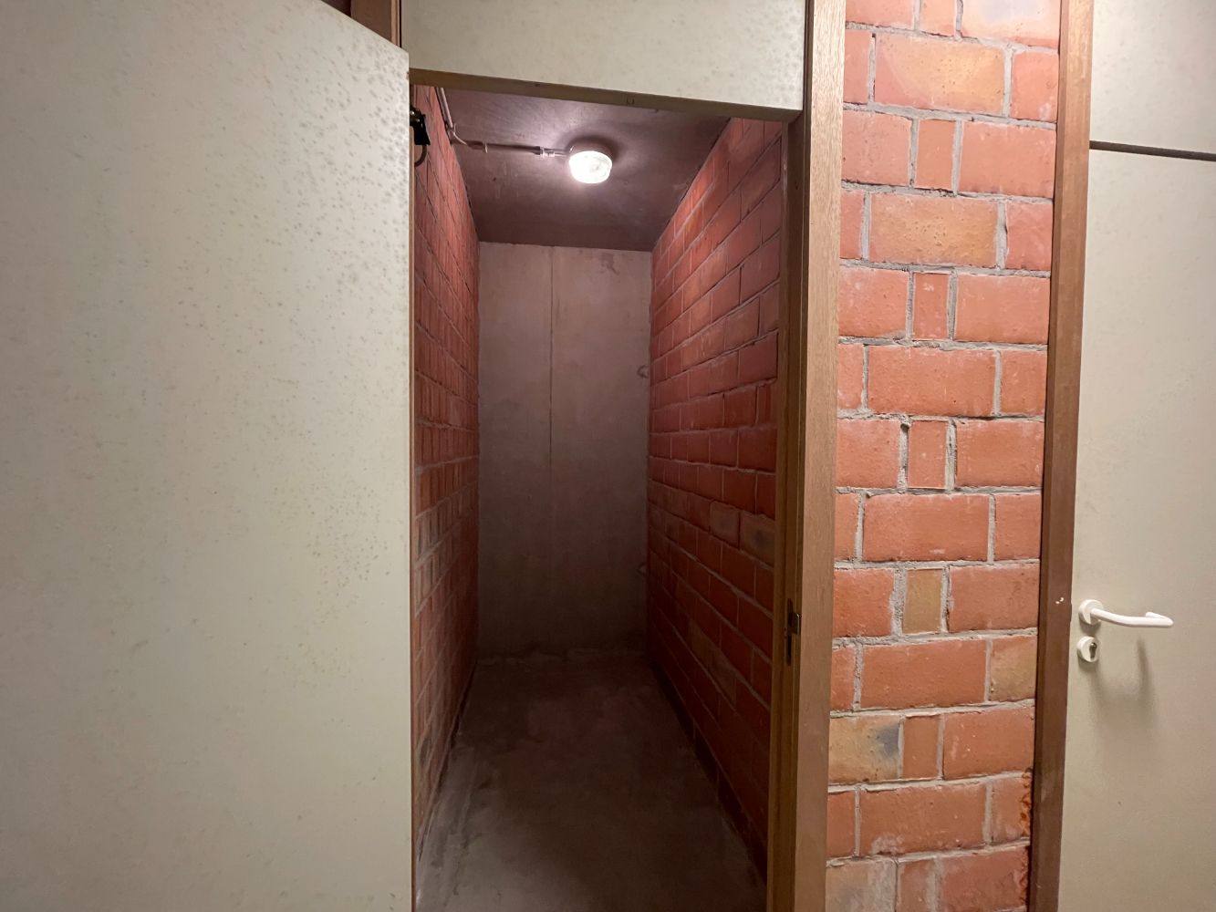 Centraal gelegen staanplaats met extra kelderberging foto 5