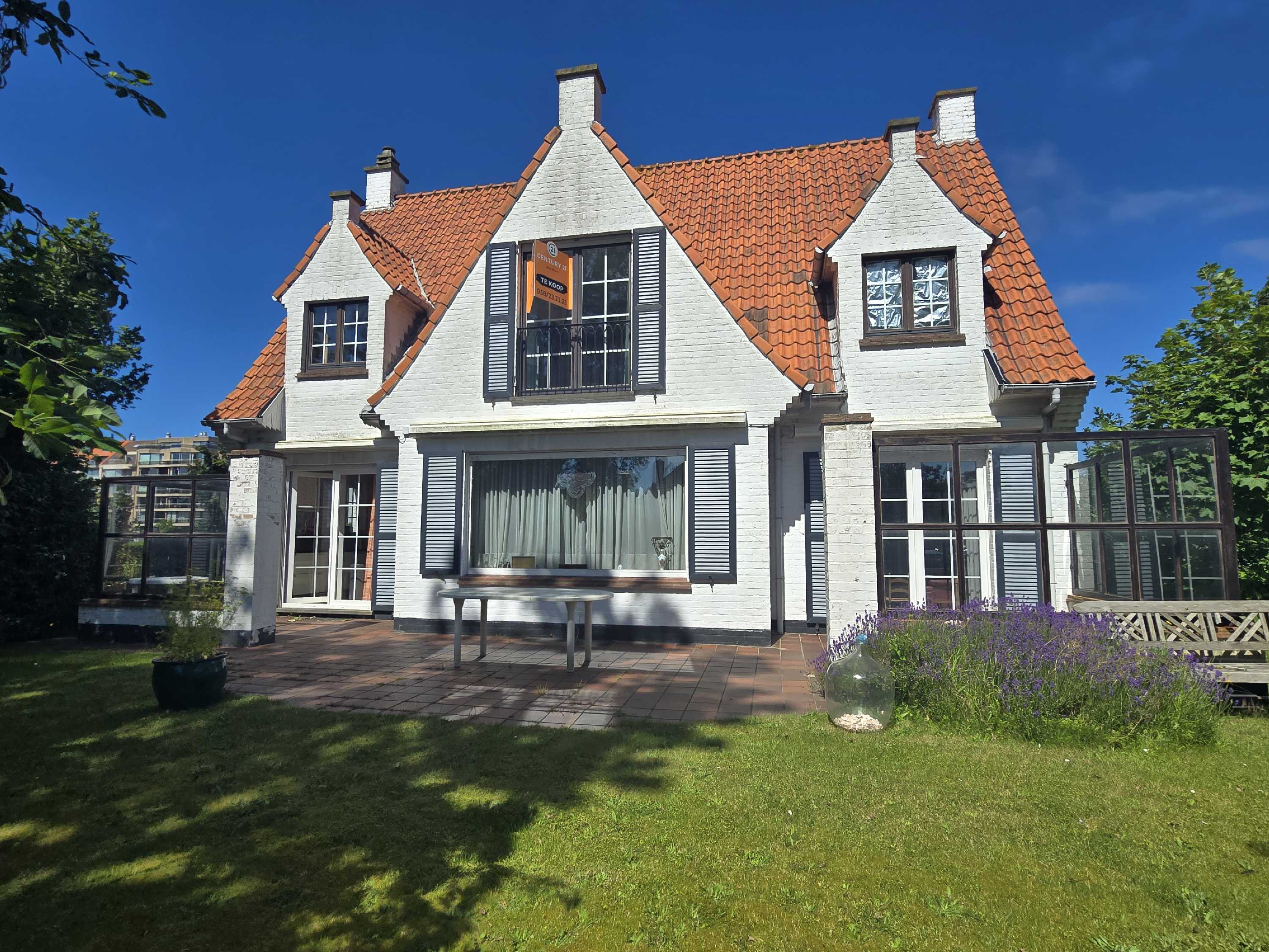 Op te knappen villa in de Simli-wijk te Nieuwpoort. foto 2