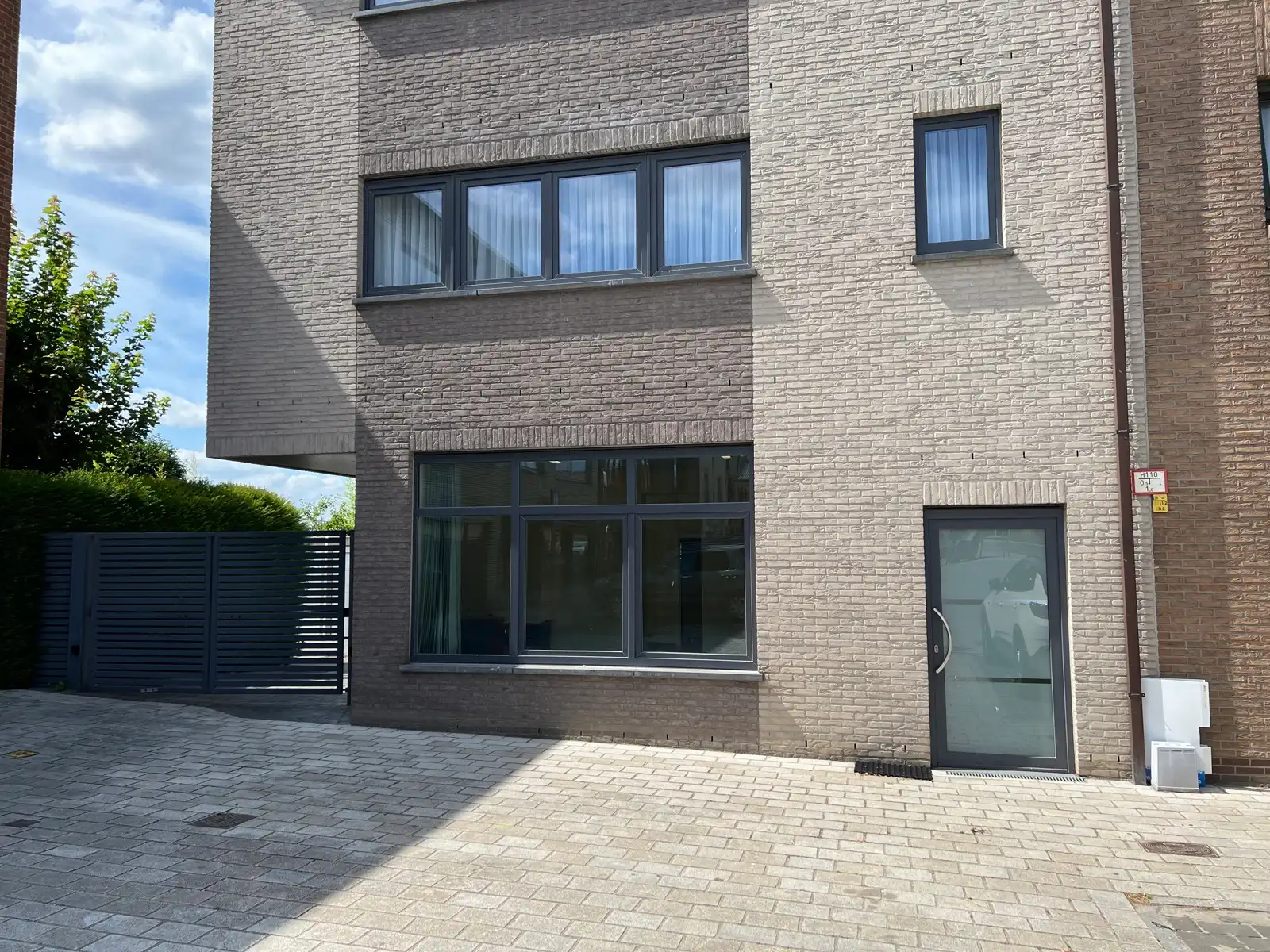 MULTIFUNCTIONELE HANDELSRUIMTE TE HUUR IN DE GEMEENTE ASSE foto {{pictureIndex}}