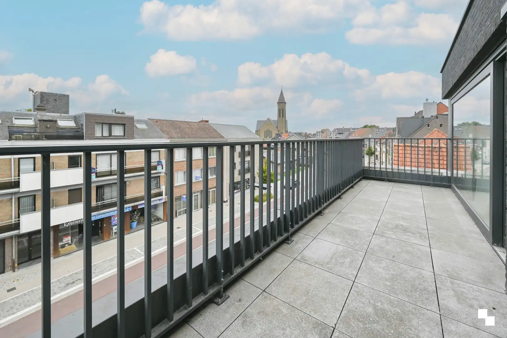 Zeer ruim appartement in het centrum van Oostrozebeke foto 2