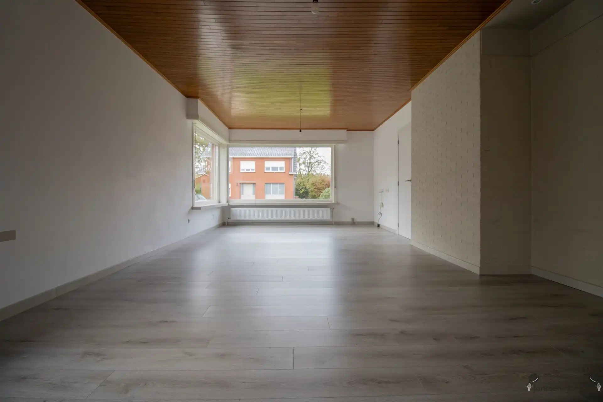 Ruime gerenoveerde gelijkvloerswoning op 544 m² met min. 3 slaapkamers en extra functionele ruimtes foto 2