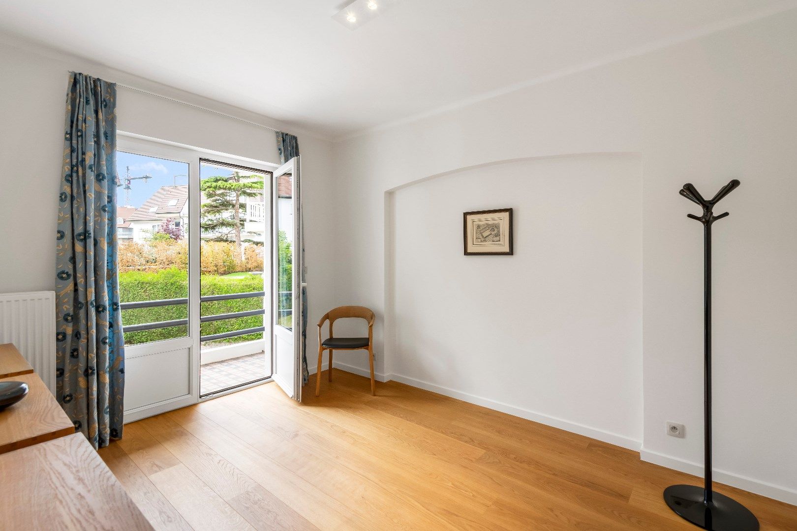 Zeer verzorgd en zonnig hoekappartement, rustig gelegen in de Koningslaan, vlakbij de winkels en de dijk. Incl. garage én staanplaats. foto 18