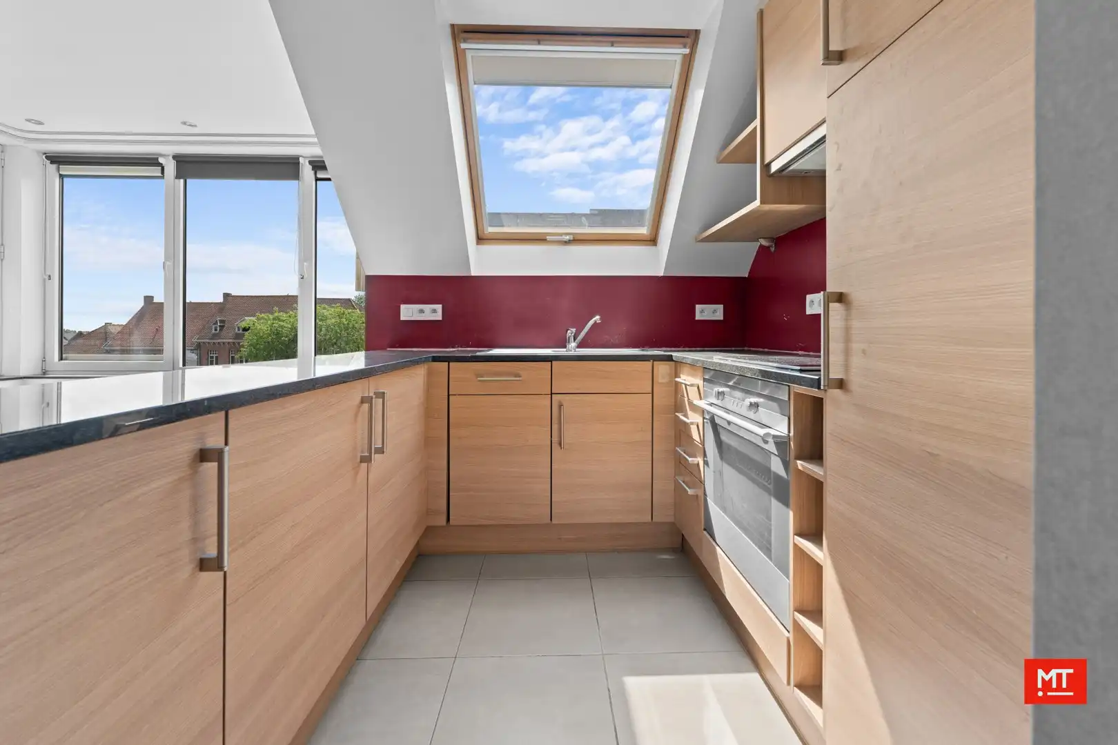Ruim appartement (109 m²) met 2 slaapkamers en garage te koop in de dorpskern van Beselare foto 6