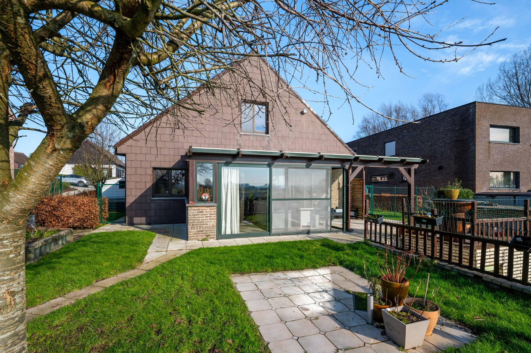 Ruime open bebouwing met zonnepanelen in residentiële wijk foto 19