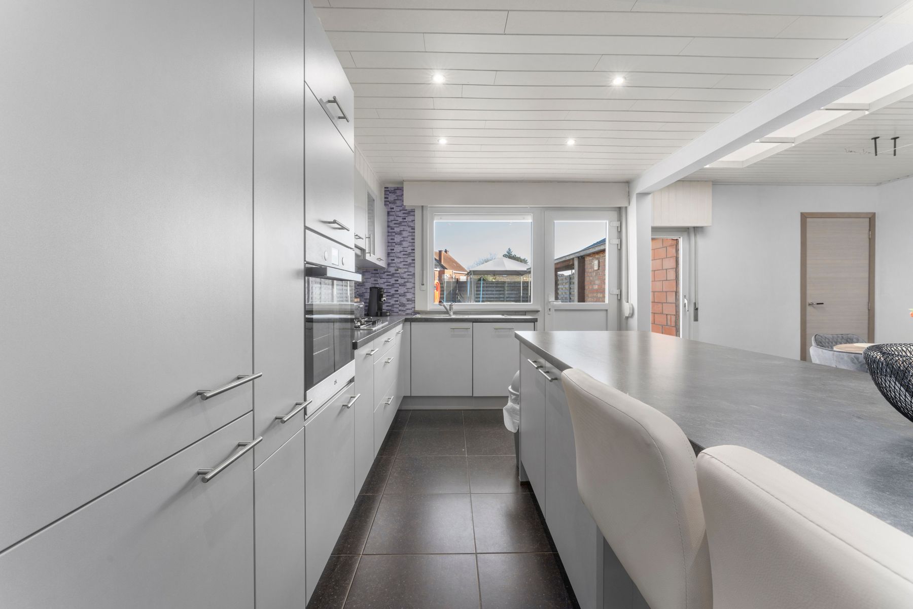 Centraal gelegen gerenoveerde rijwoning met 3 slpk en tuin foto 13