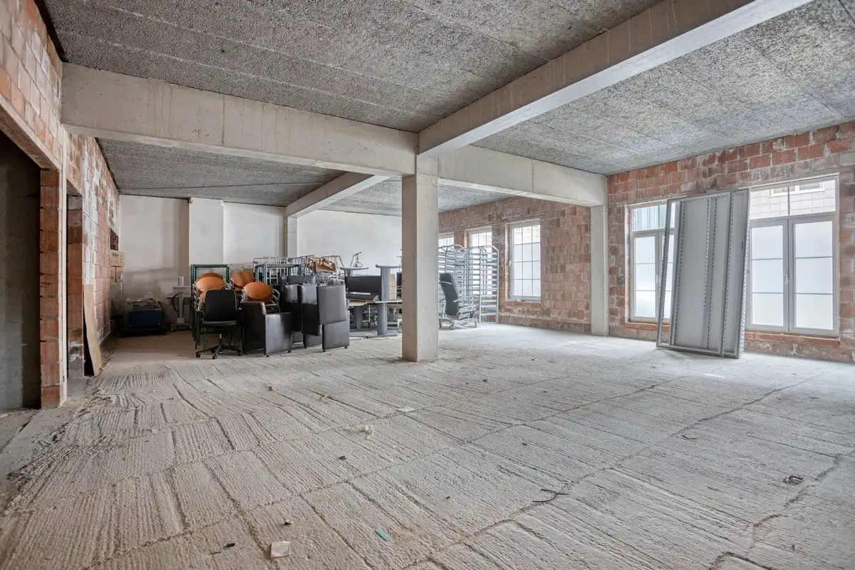 Casco kantoor-/handelsruimte van 724 m² met 7 parkings en kelderbergingen in het centrum. foto 8