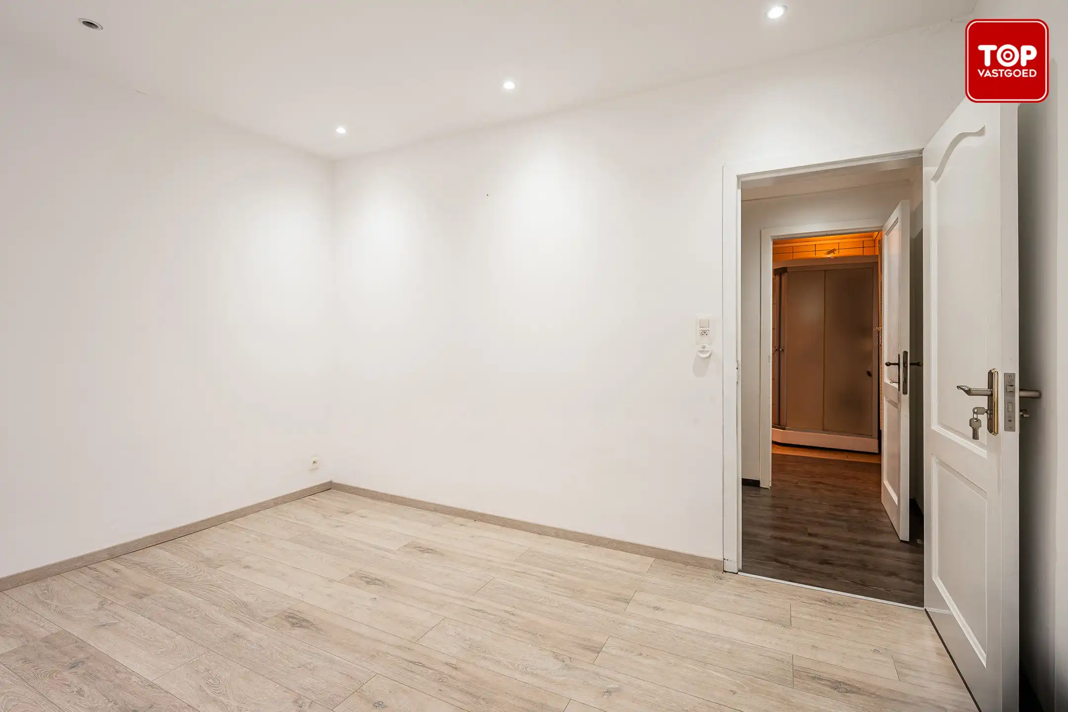 Instapklare woning met stadkskoer op gunstige locatie. foto 13