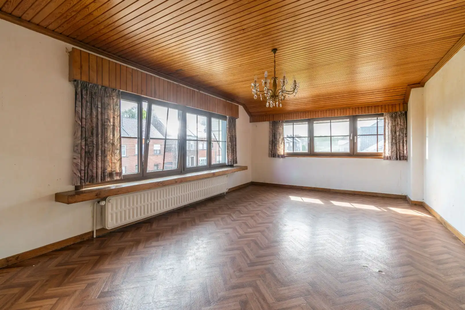 Een gebouwde drie - gevel villa (deels te renoveren) met o.a. 3 slaapkamers! foto 10