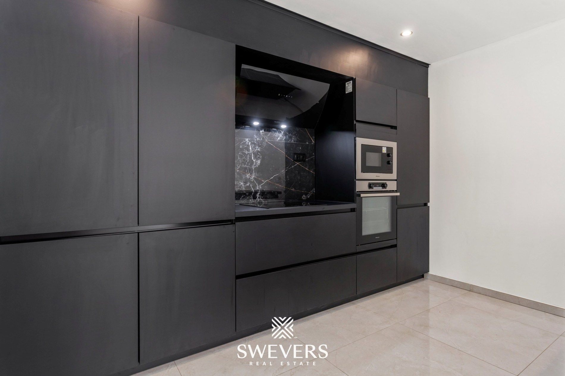 Volledig gerenoveerde gezinswoning met garage en tuin te Genk foto 10